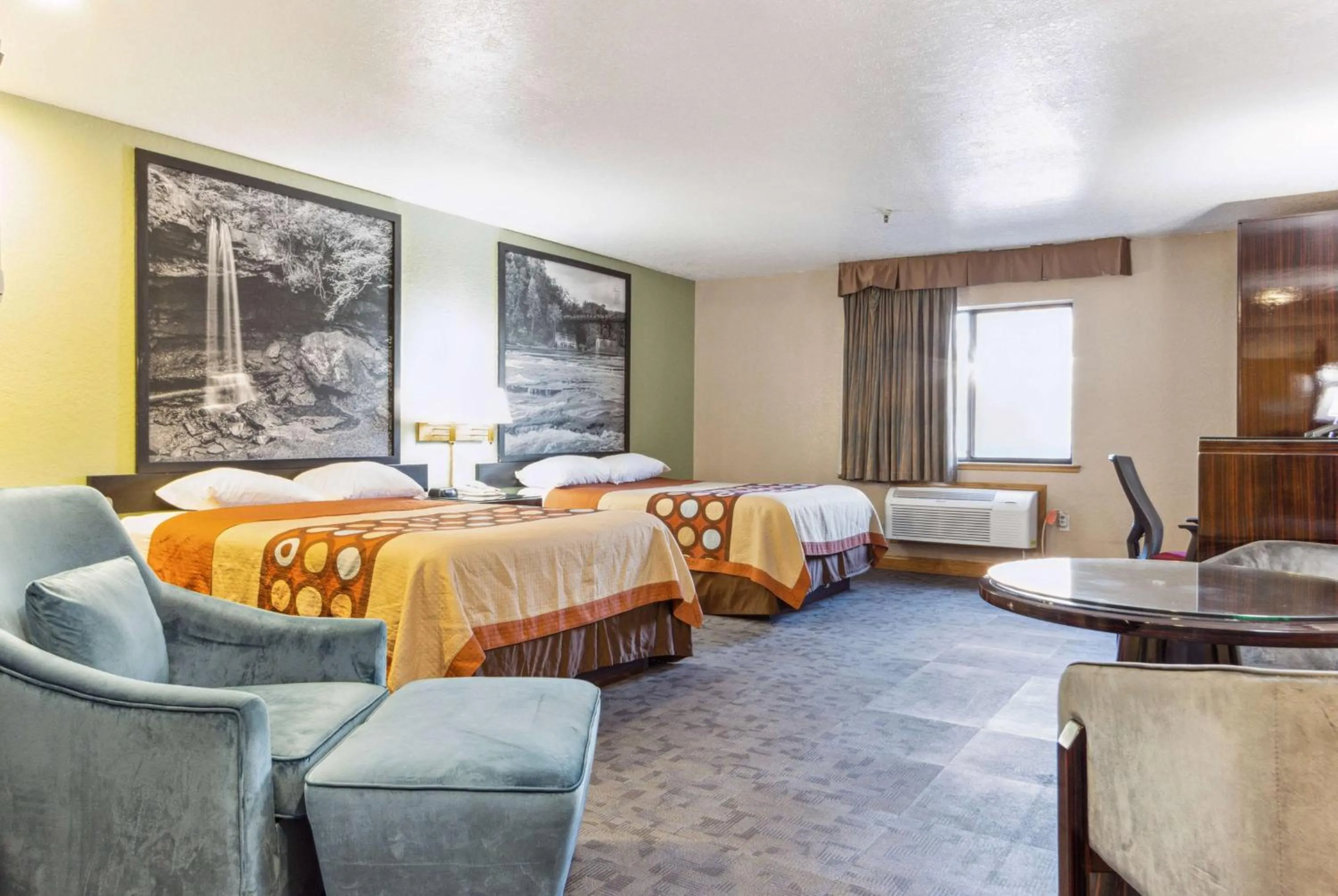 Photo of the whole room, Bed in Super 8 by Wyndham Uniontown PA