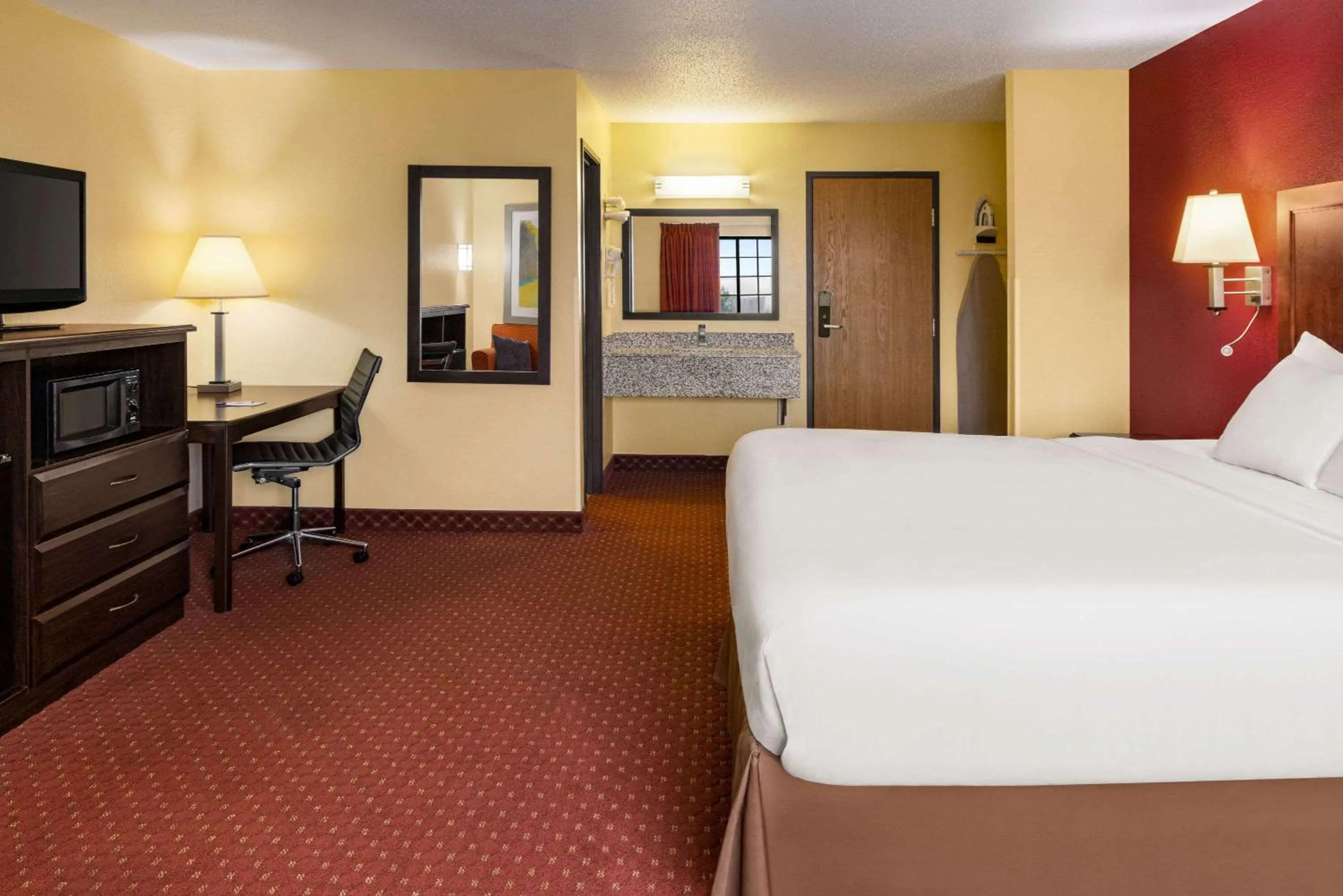 Photo of the whole room, Bed in Baymont by Wyndham Cedar Rapids