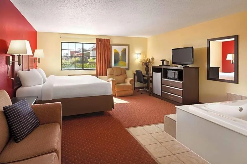 Bedroom, Bed in Baymont by Wyndham Cedar Rapids