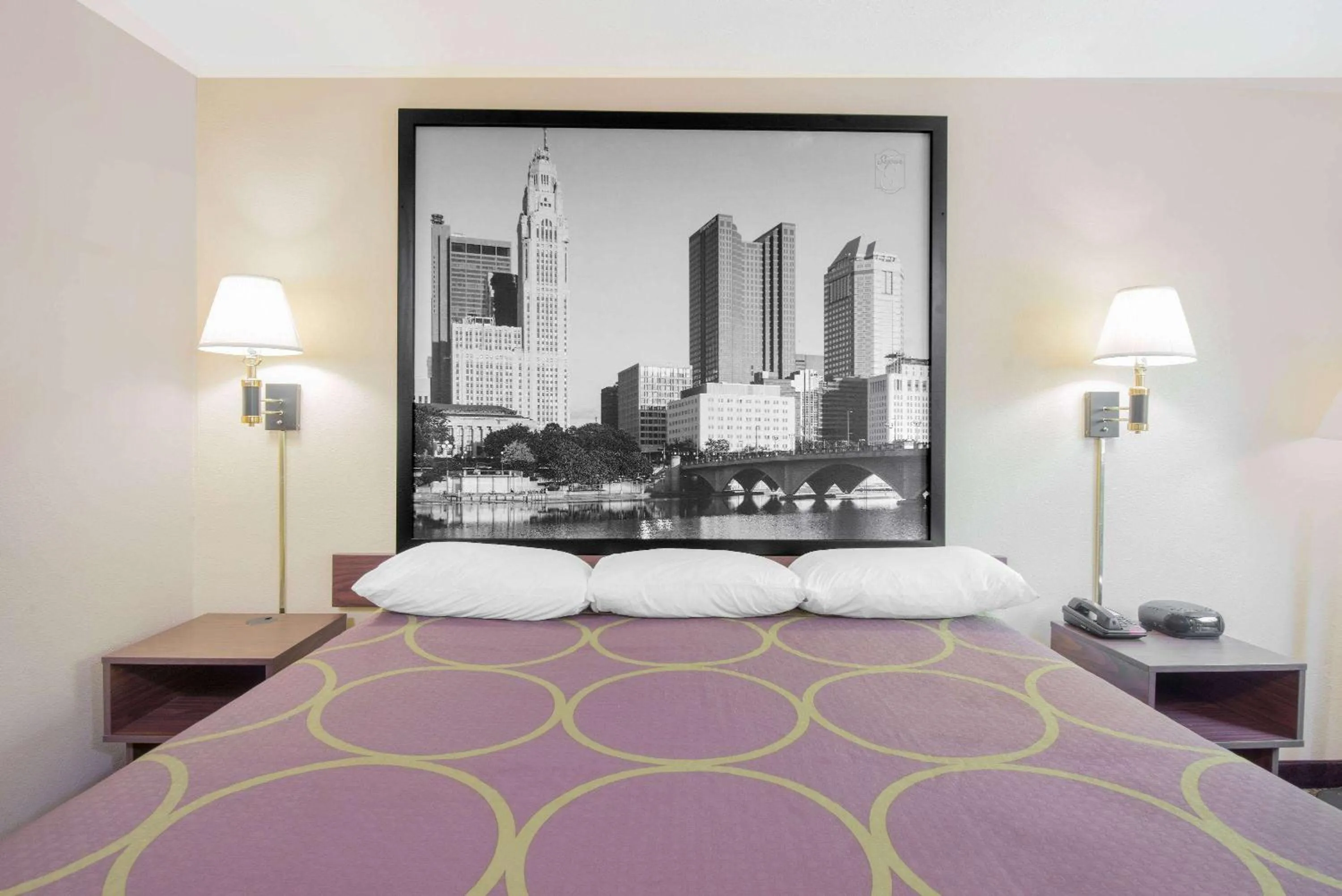 Photo of the whole room in Super 8 by Wyndham Ashland