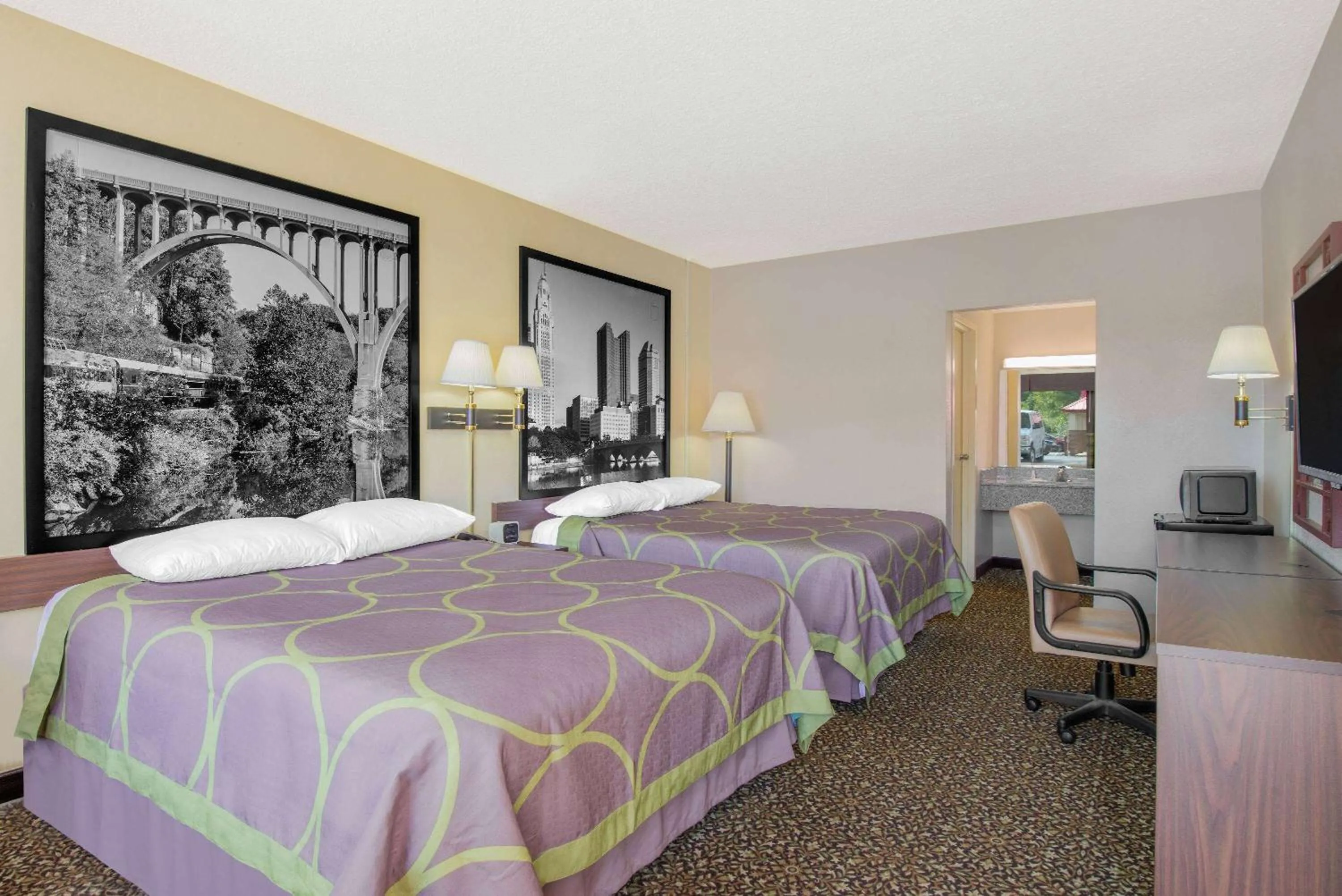 Photo of the whole room in Super 8 by Wyndham Ashland