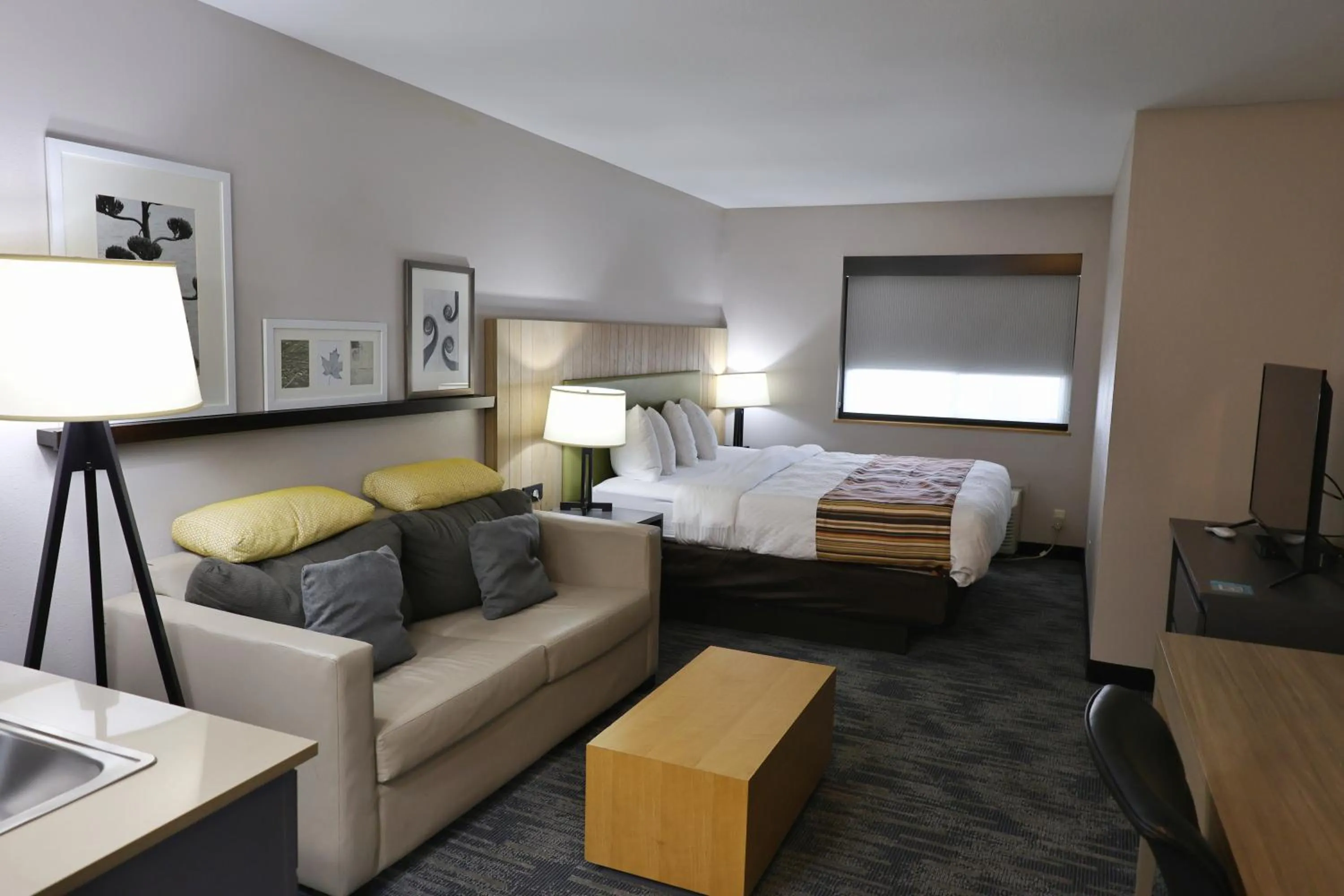 Bed in Country Inn & Suites by Radisson, Sparta, WI