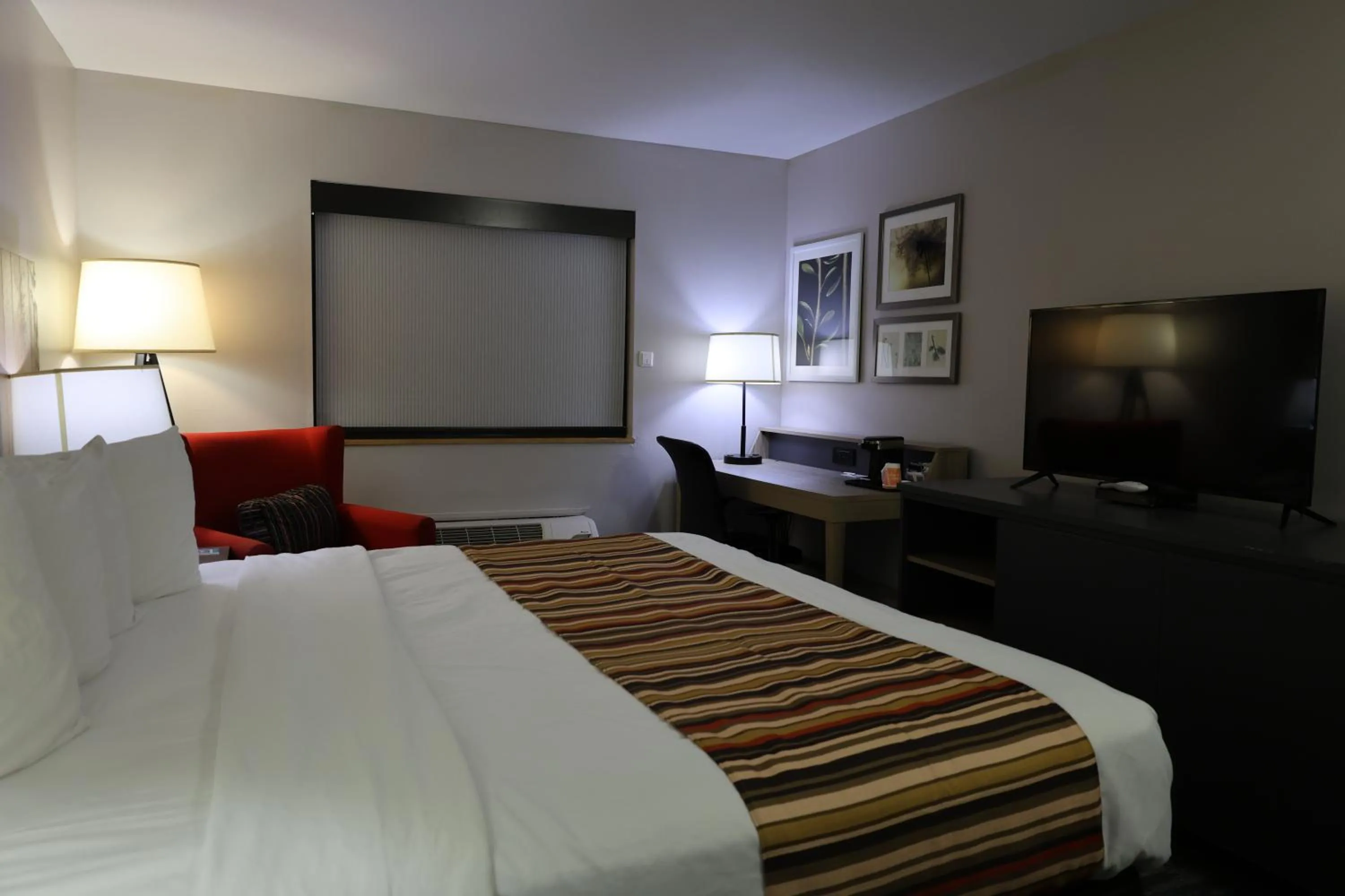 Bed in Country Inn & Suites by Radisson, Sparta, WI