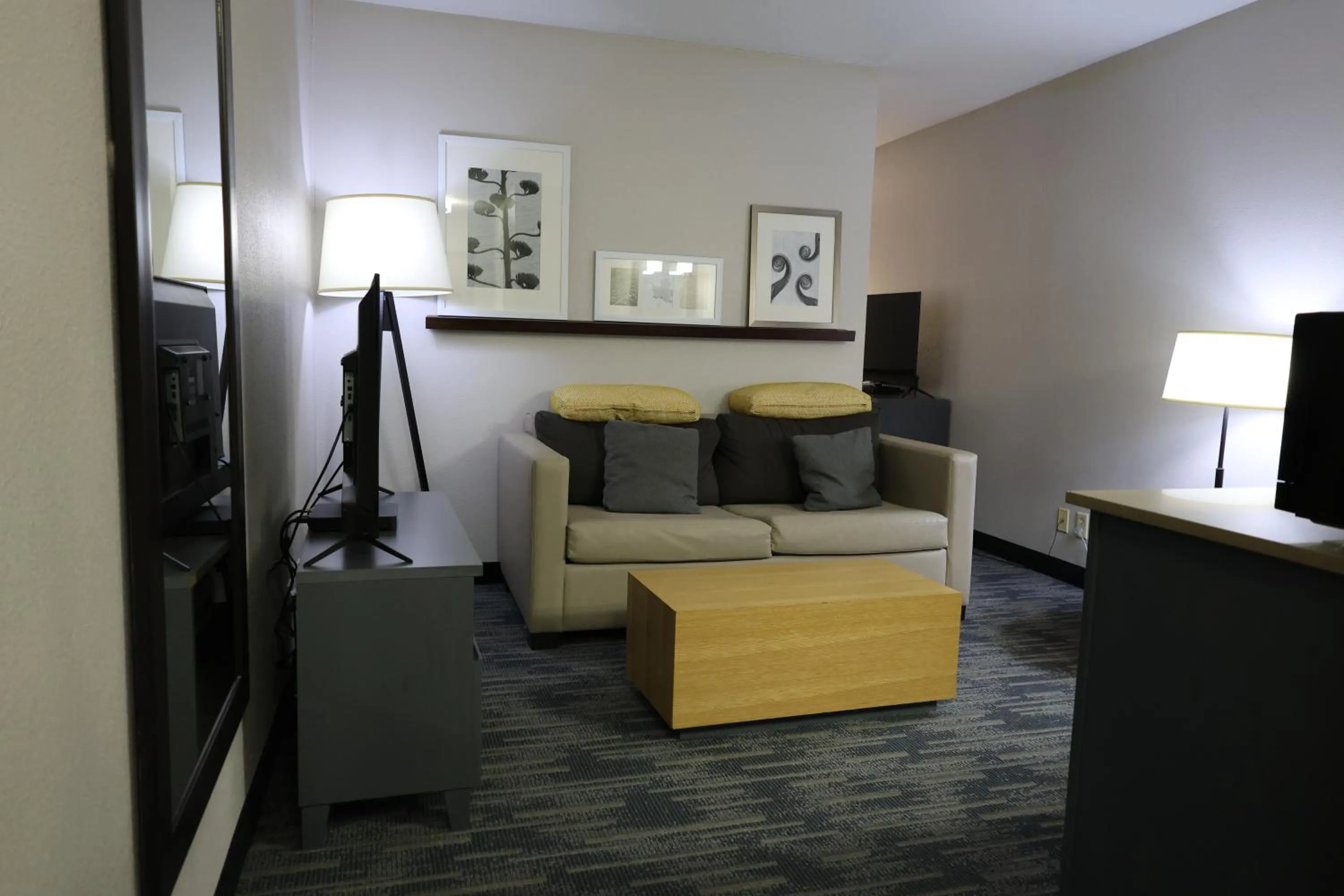 TV and multimedia in Country Inn & Suites by Radisson, Sparta, WI