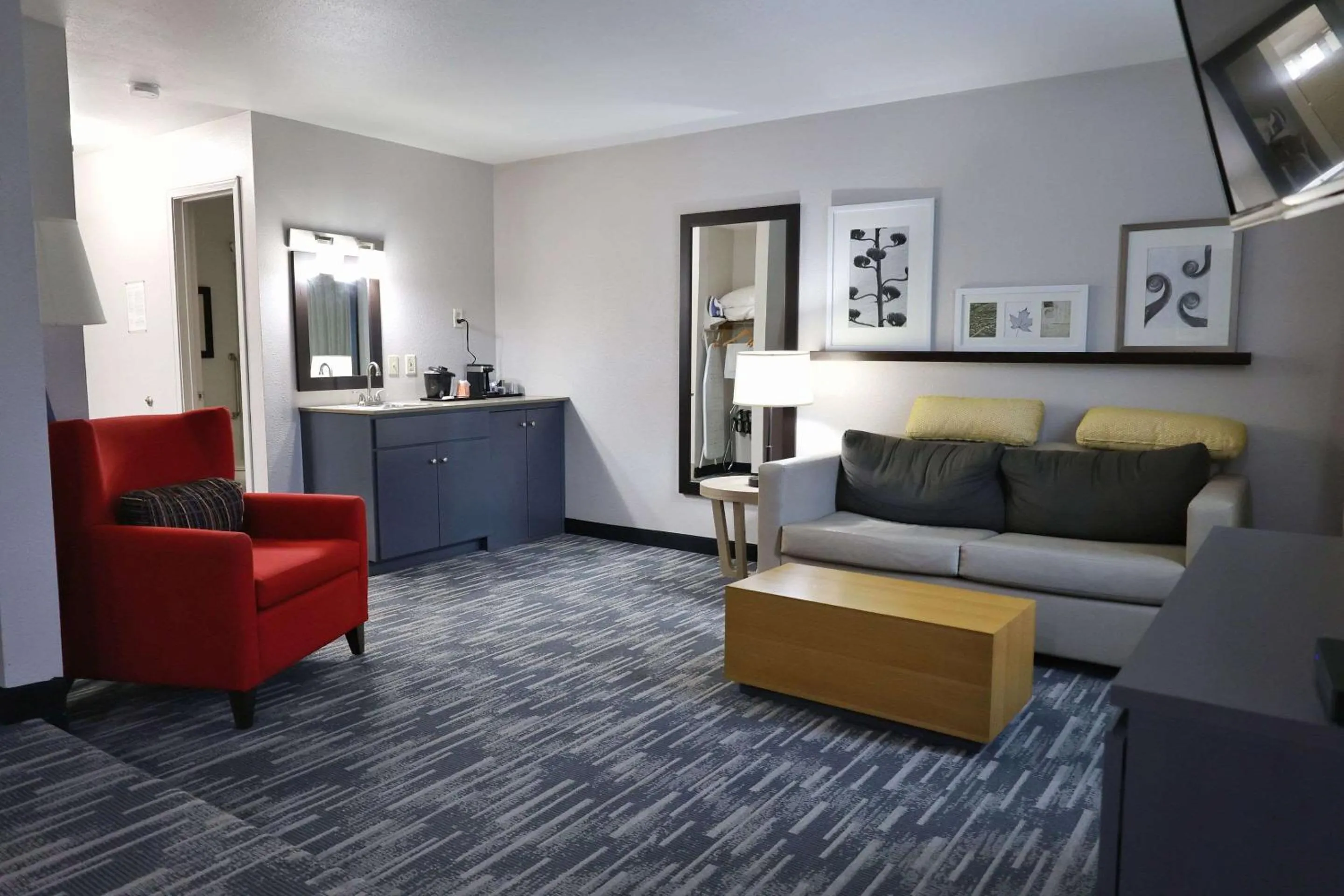 Bedroom in Country Inn & Suites by Radisson, Sparta, WI