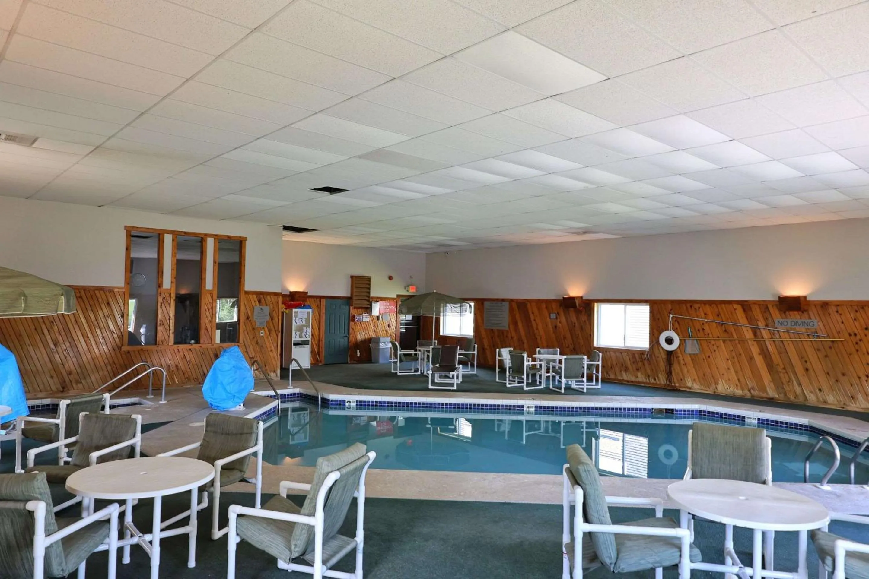 Swimming pool in Country Inn & Suites by Radisson, Sparta, WI