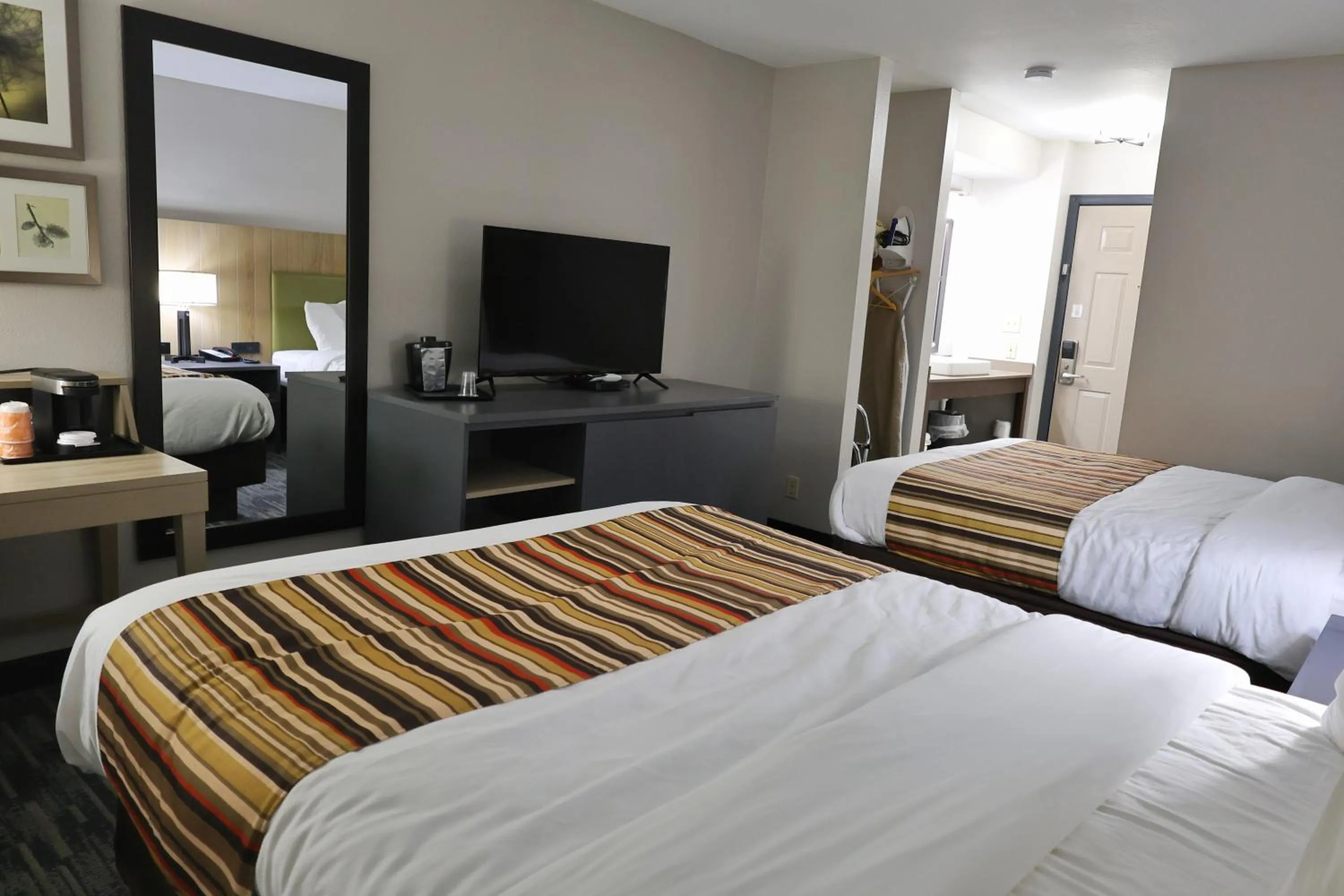 Bed in Country Inn & Suites by Radisson, Sparta, WI