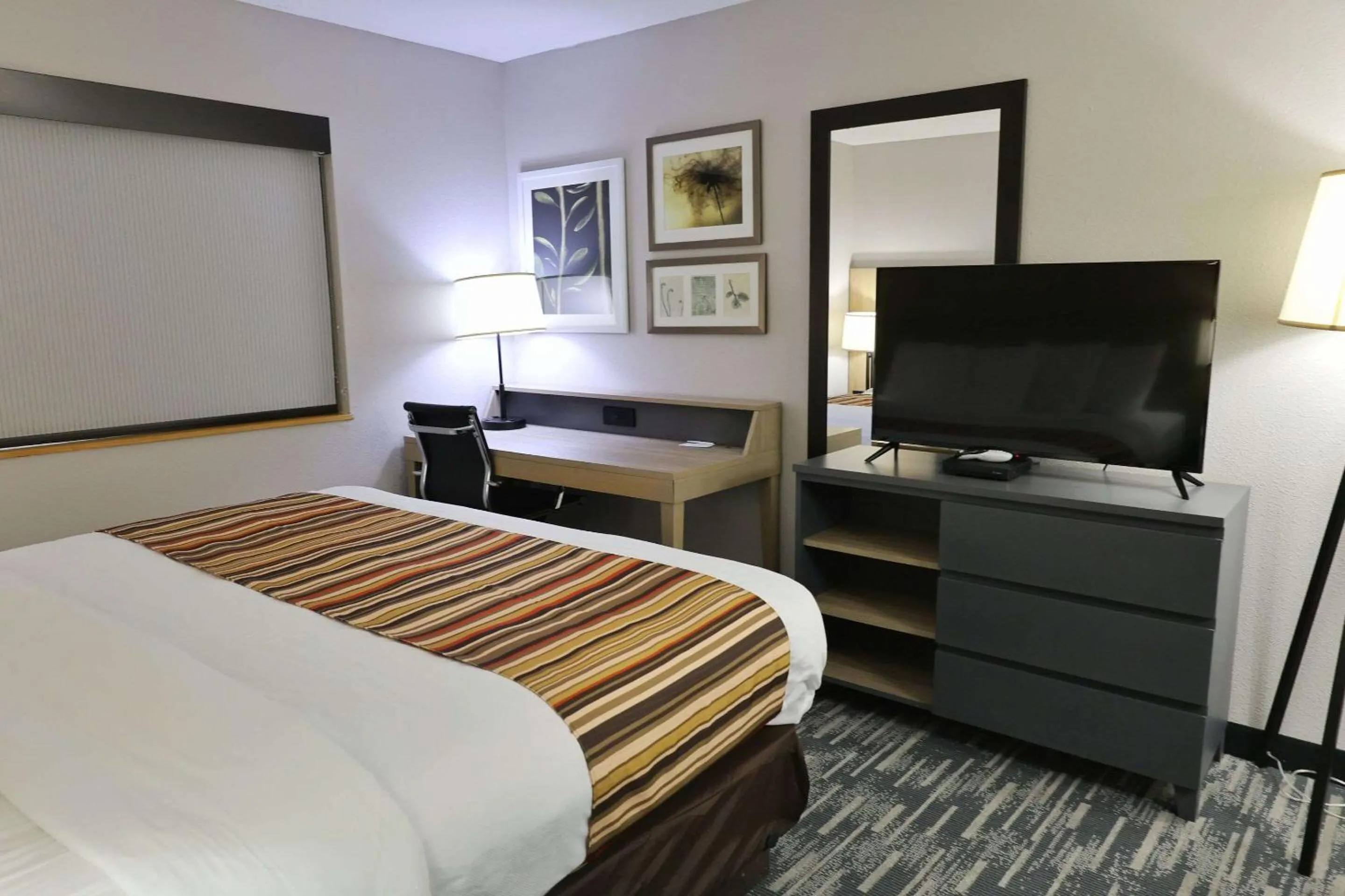 Bedroom, Bed in Country Inn & Suites by Radisson, Sparta, WI