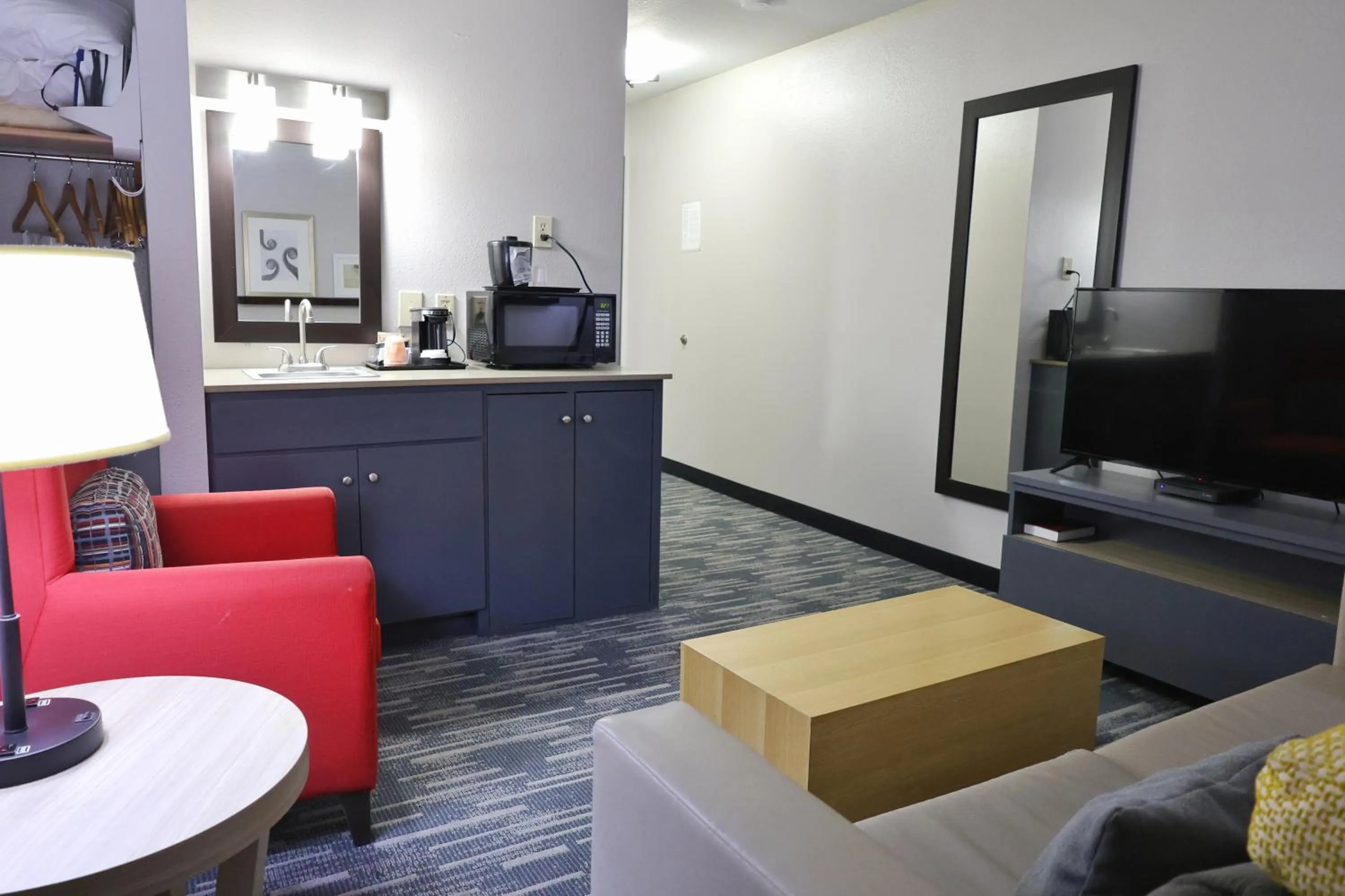 TV and multimedia in Country Inn & Suites by Radisson, Sparta, WI