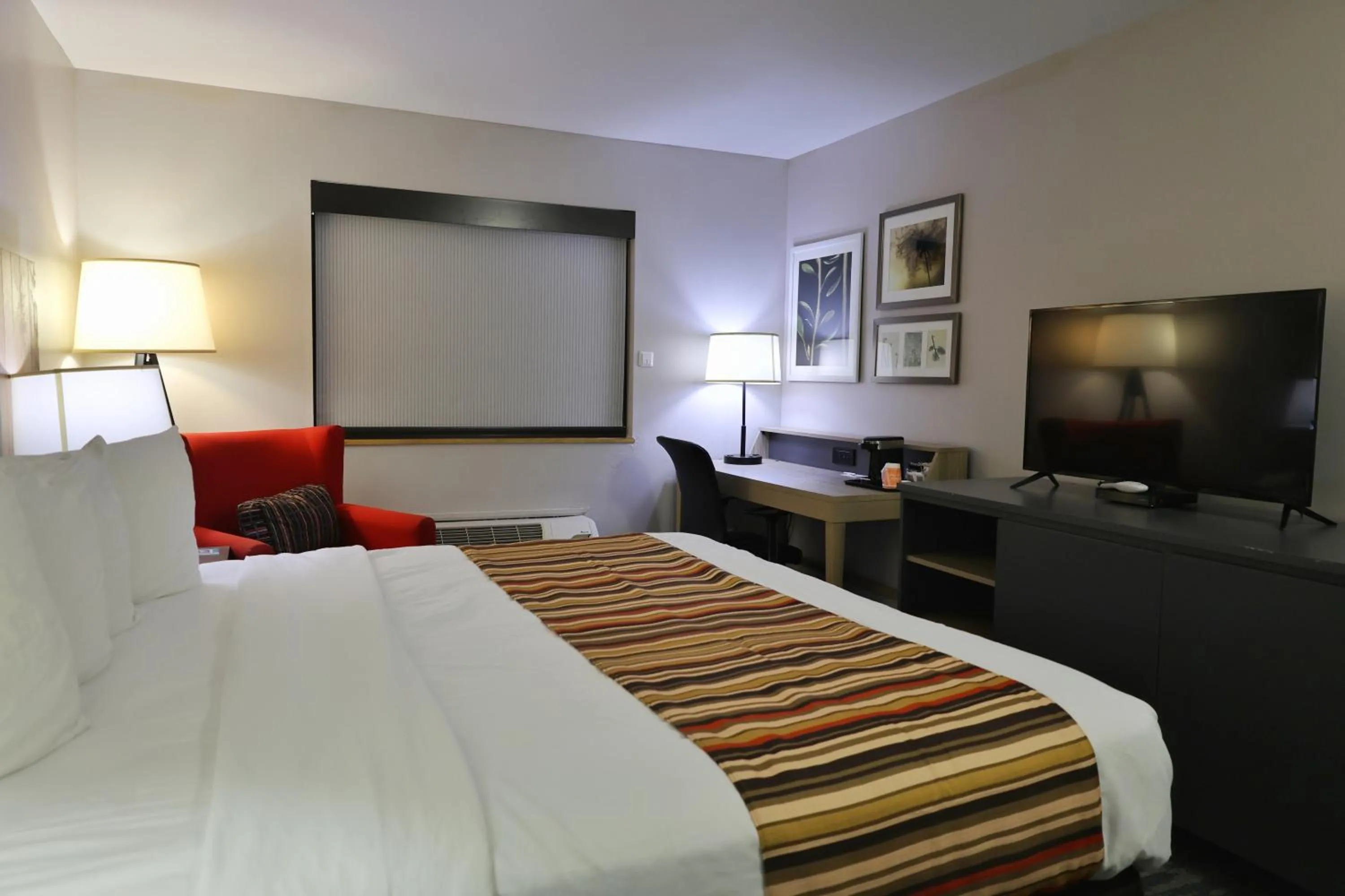 Communal lounge/ TV room, Bed in Country Inn & Suites by Radisson, Sparta, WI