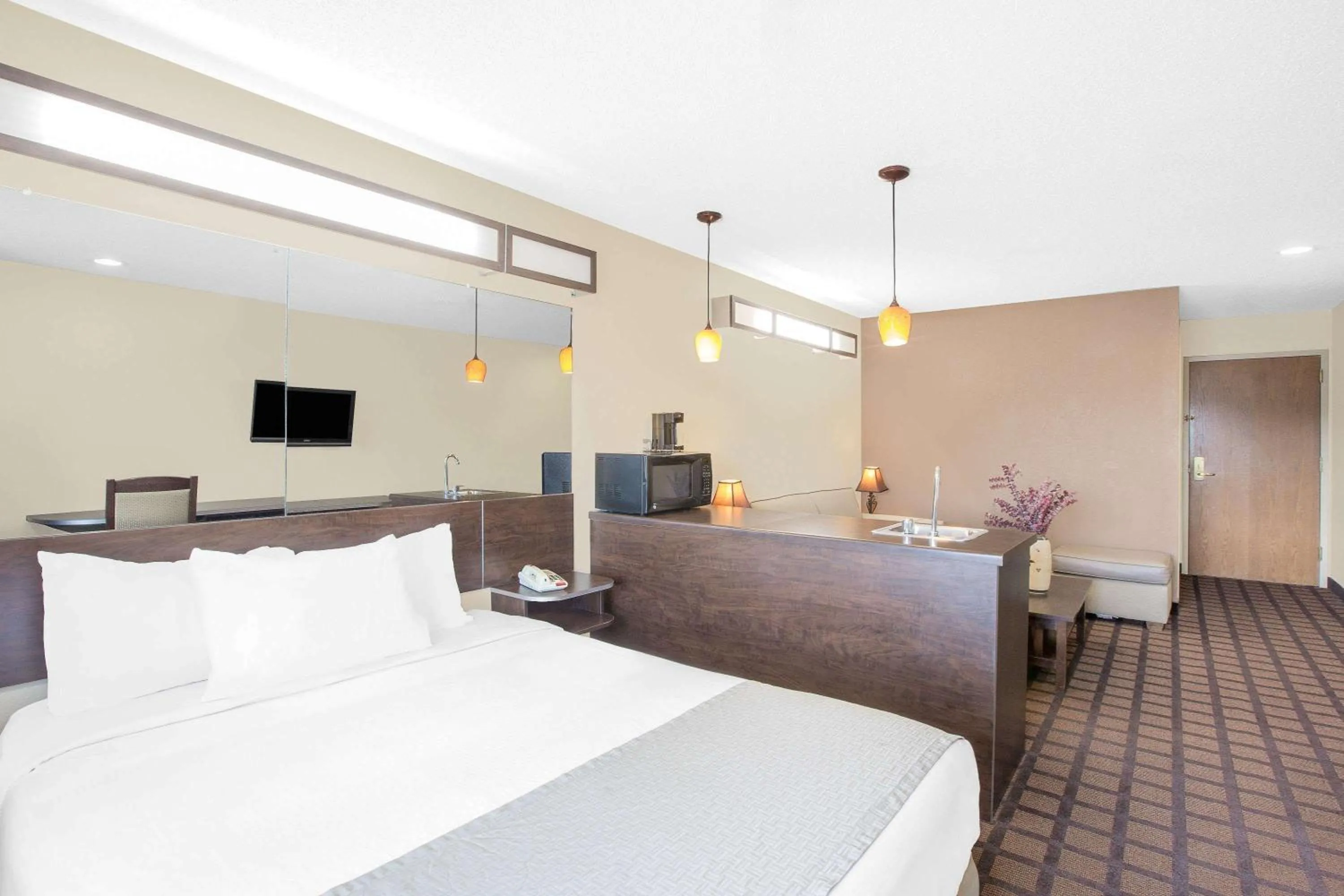 Photo of the whole room, Bed in Microtel Inn & Suites by Wyndham Franklin