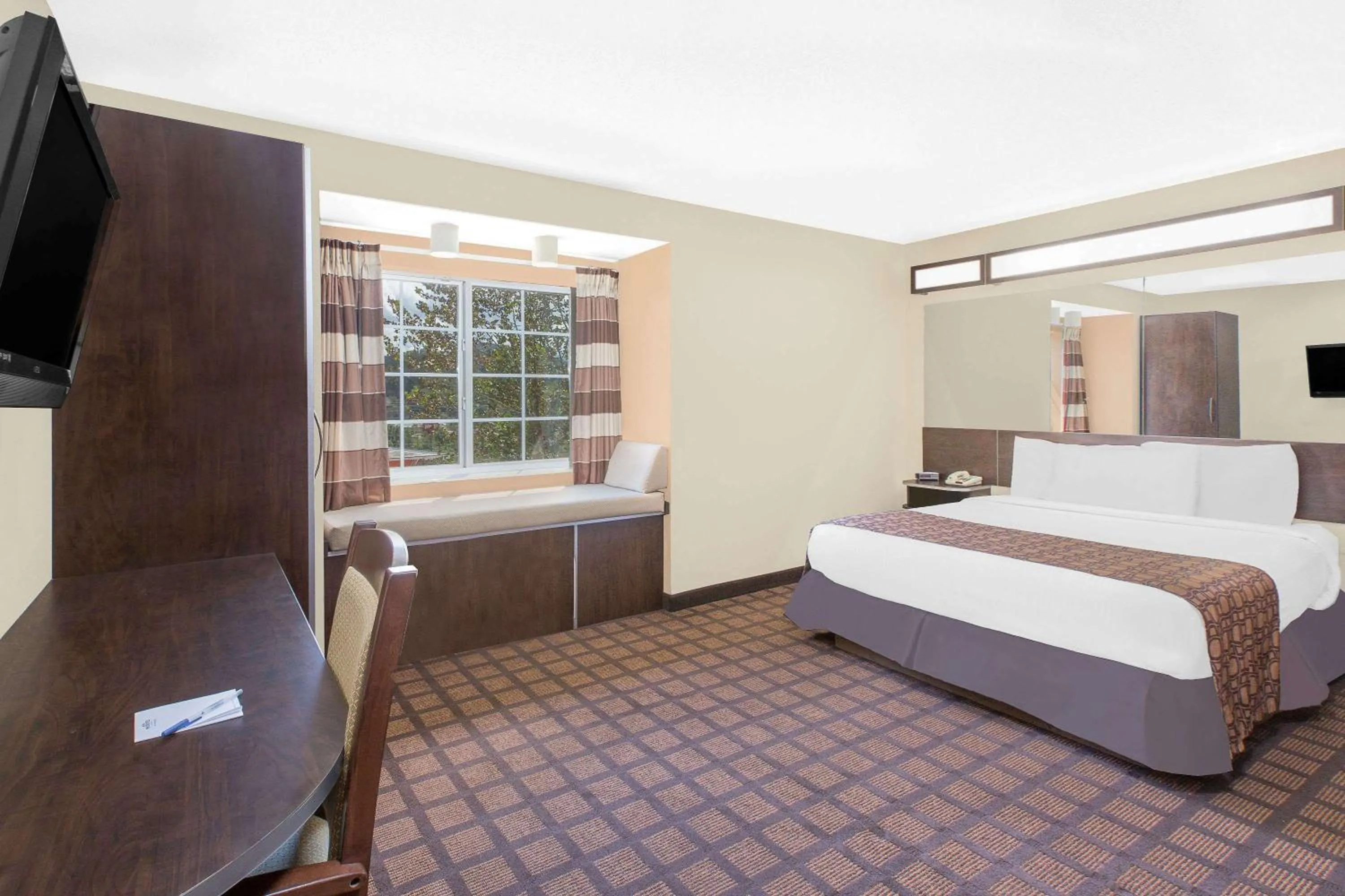 Photo of the whole room, Bed in Microtel Inn & Suites by Wyndham Franklin