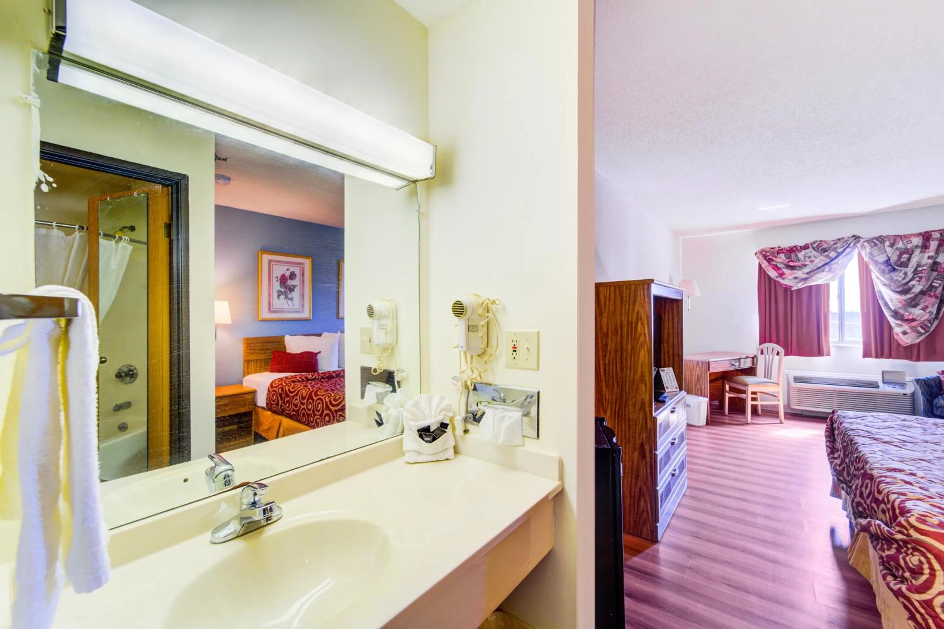 Bedroom, Bed in Capital O Amerihost Inn and Suites Mexico Hwy 54 MO