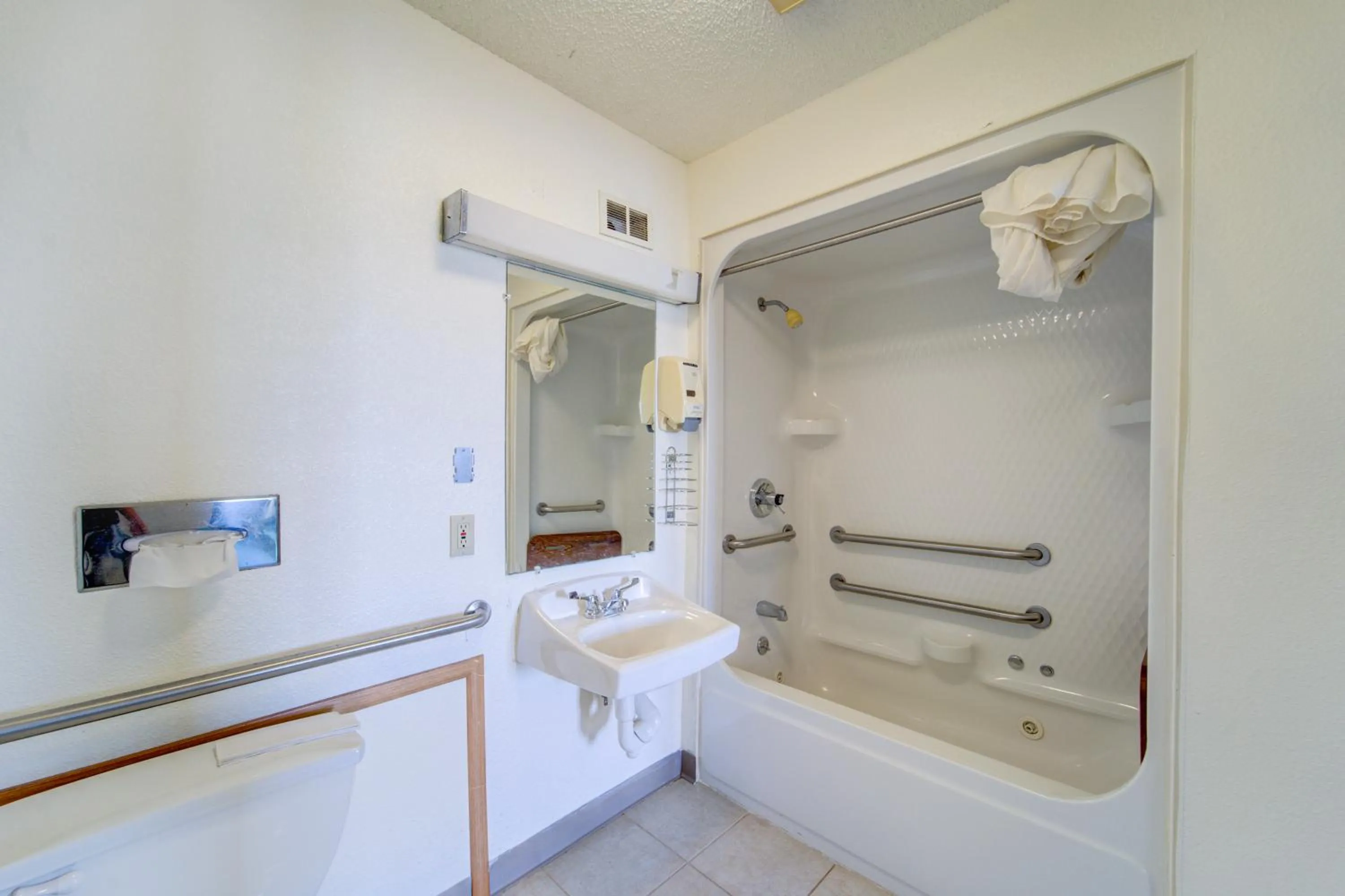 Bathroom in Capital O Amerihost Inn and Suites Mexico Hwy 54 MO