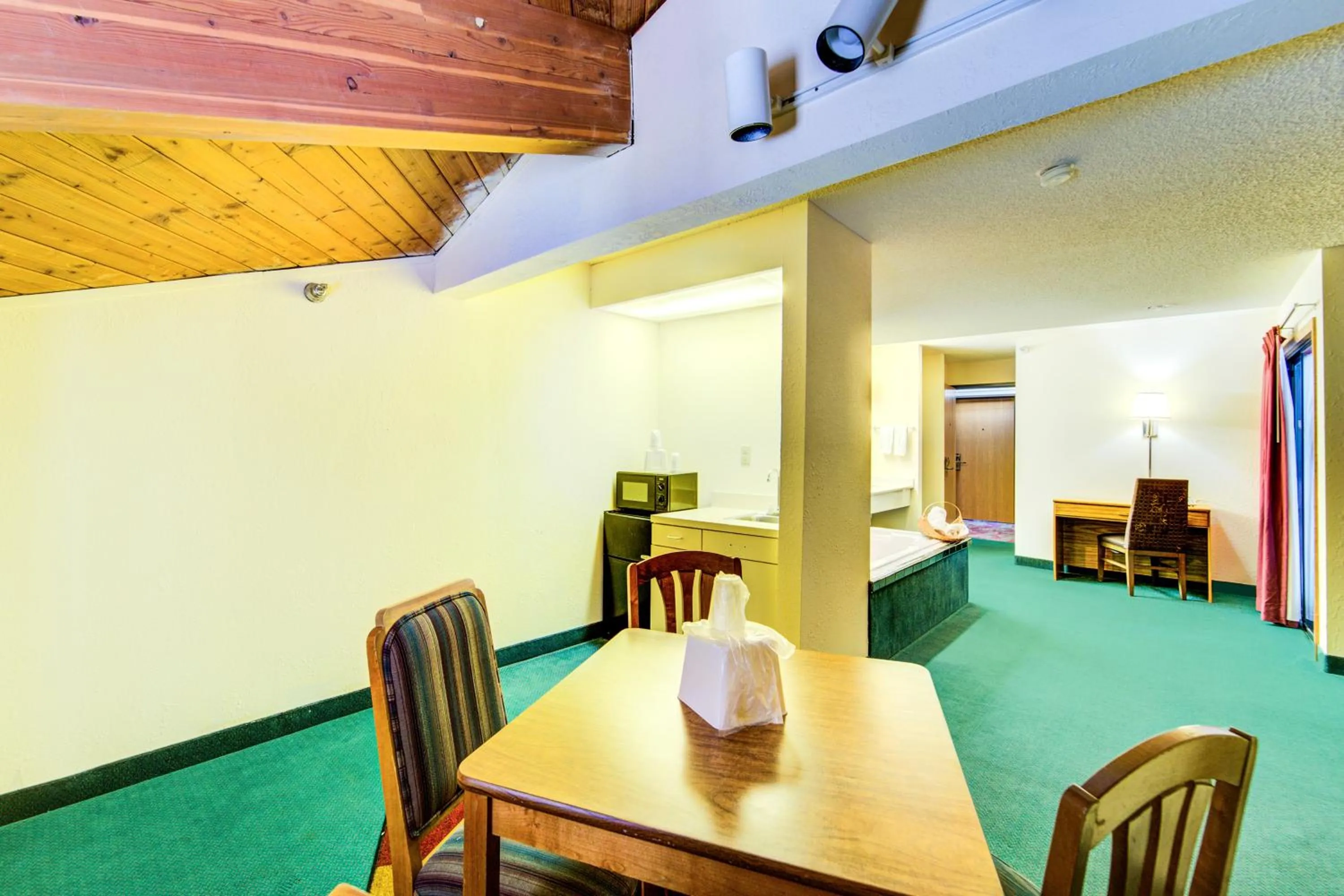 Seating area in Capital O Amerihost Inn and Suites Mexico Hwy 54 MO