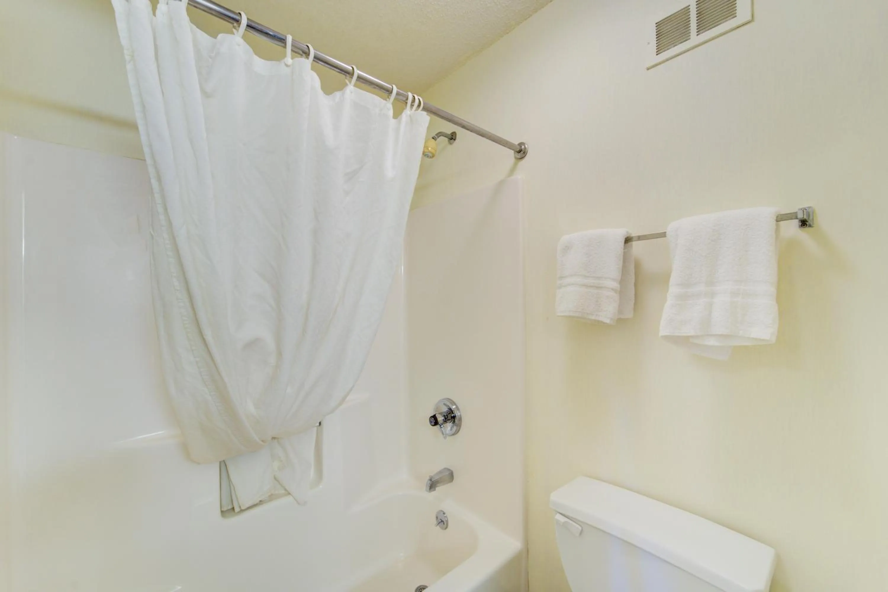 Bathroom in Capital O Amerihost Inn and Suites Mexico Hwy 54 MO