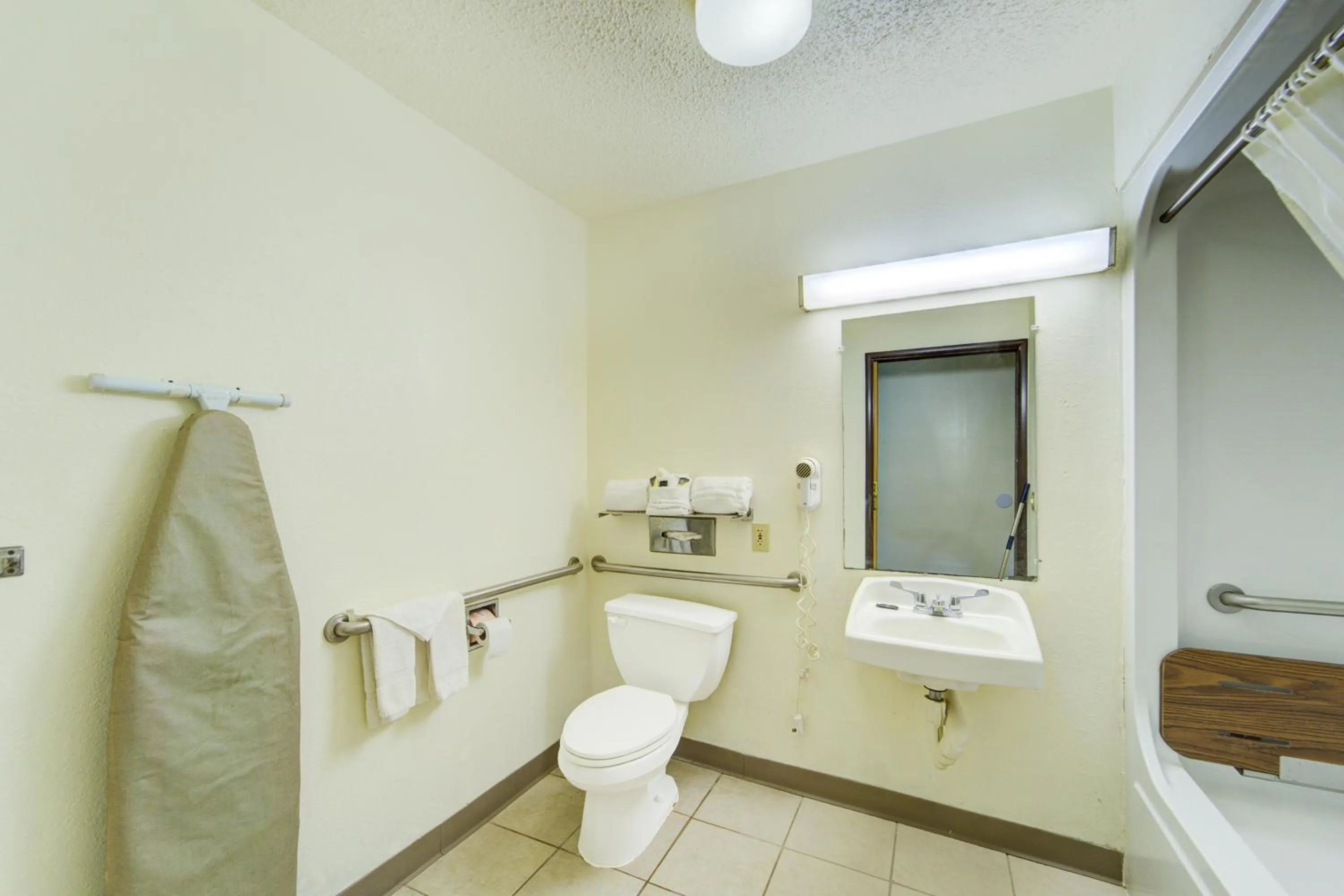 Bathroom in Capital O Amerihost Inn and Suites Mexico Hwy 54 MO