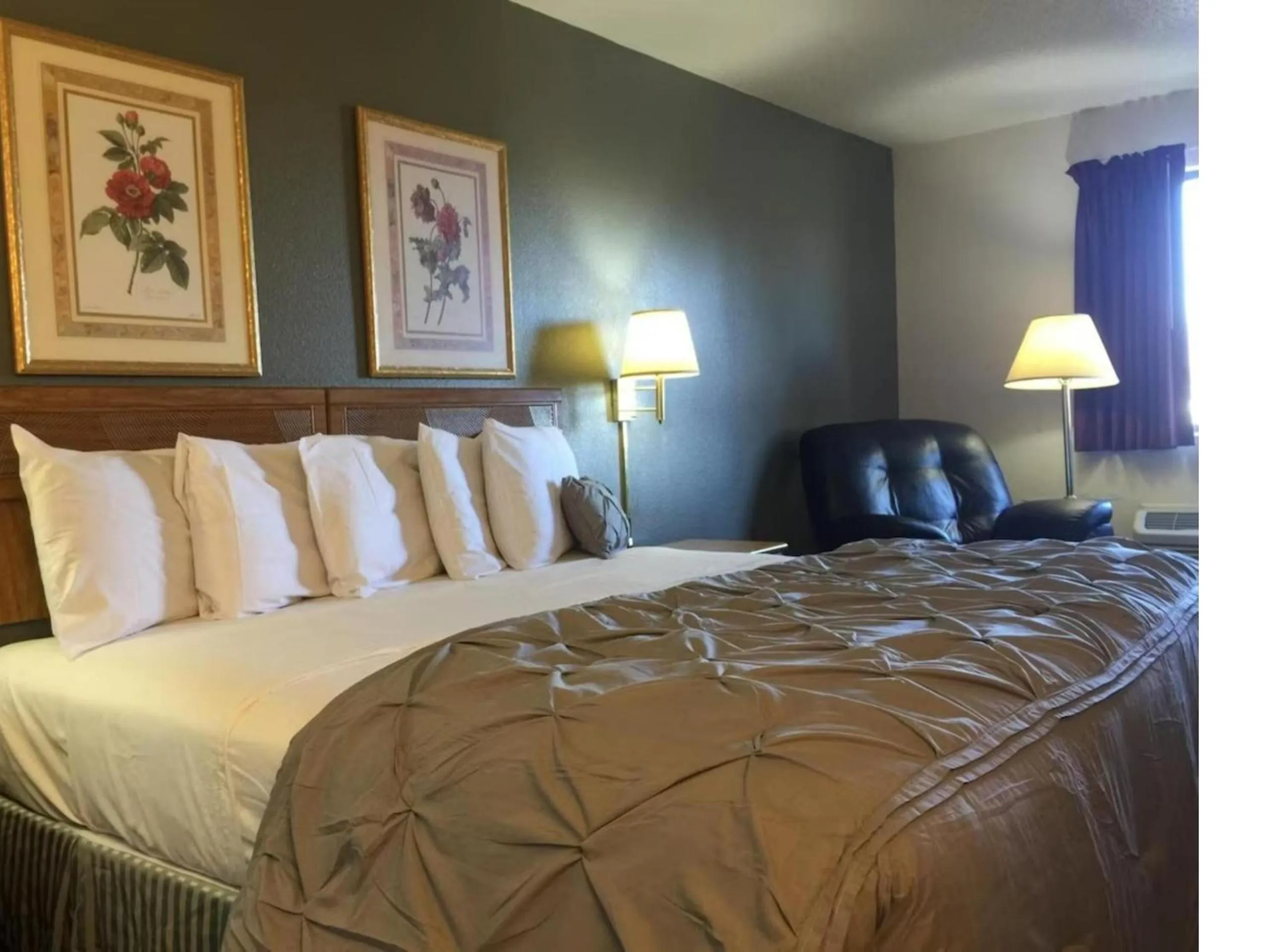 Bedroom, Bed in Capital O Amerihost Inn and Suites Mexico Hwy 54 MO