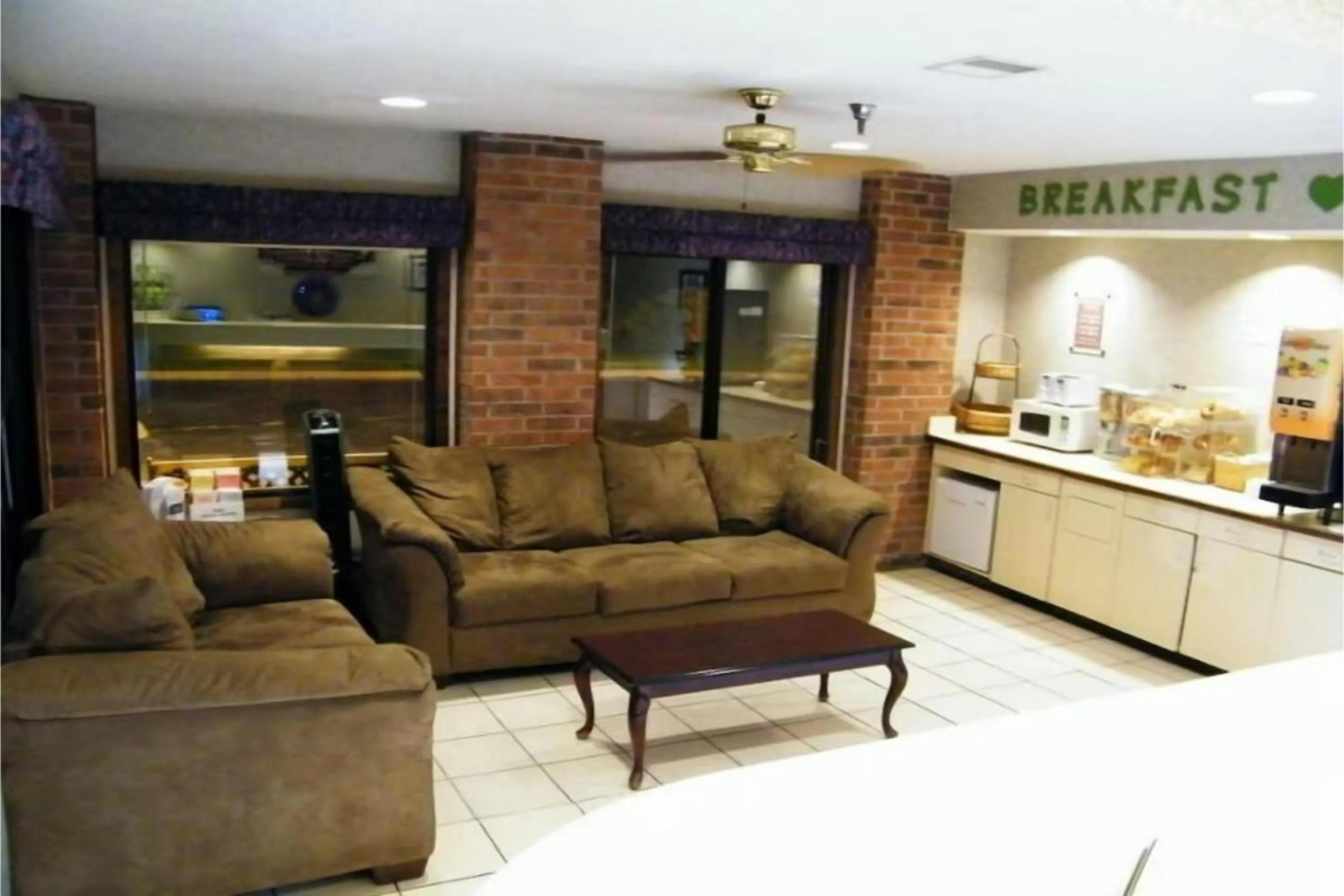 Seating area in Capital O Amerihost Inn and Suites Mexico Hwy 54 MO