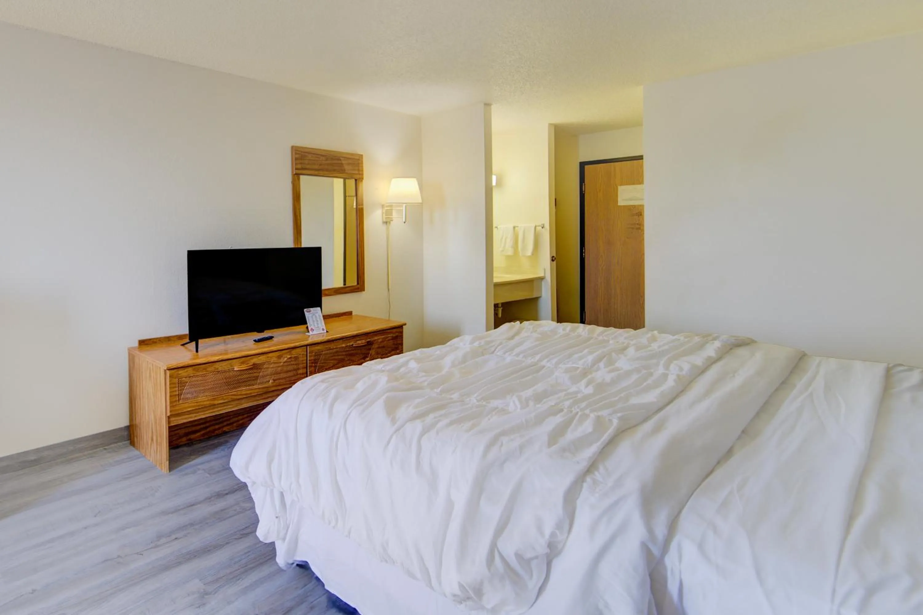 Bedroom, Bed in Capital O Amerihost Inn and Suites Mexico Hwy 54 MO