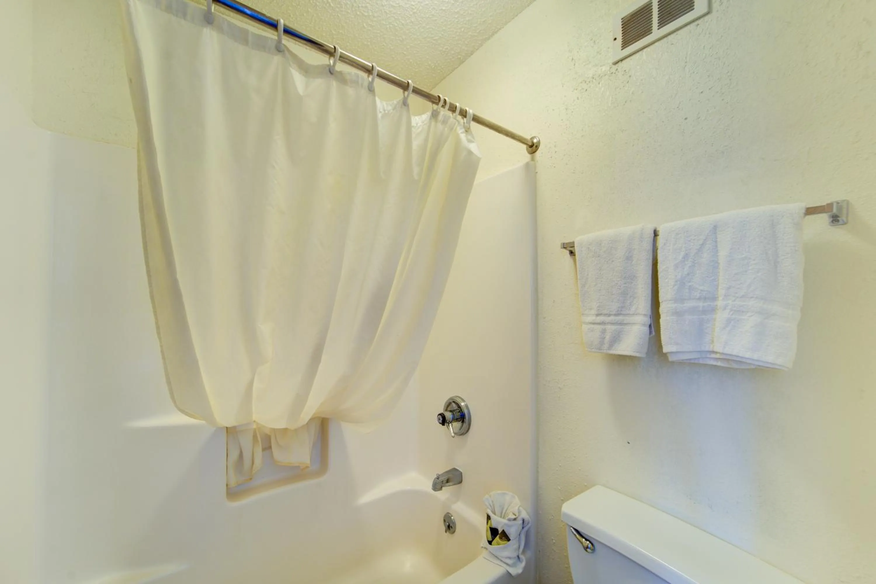 Bathroom in Capital O Amerihost Inn and Suites Mexico Hwy 54 MO