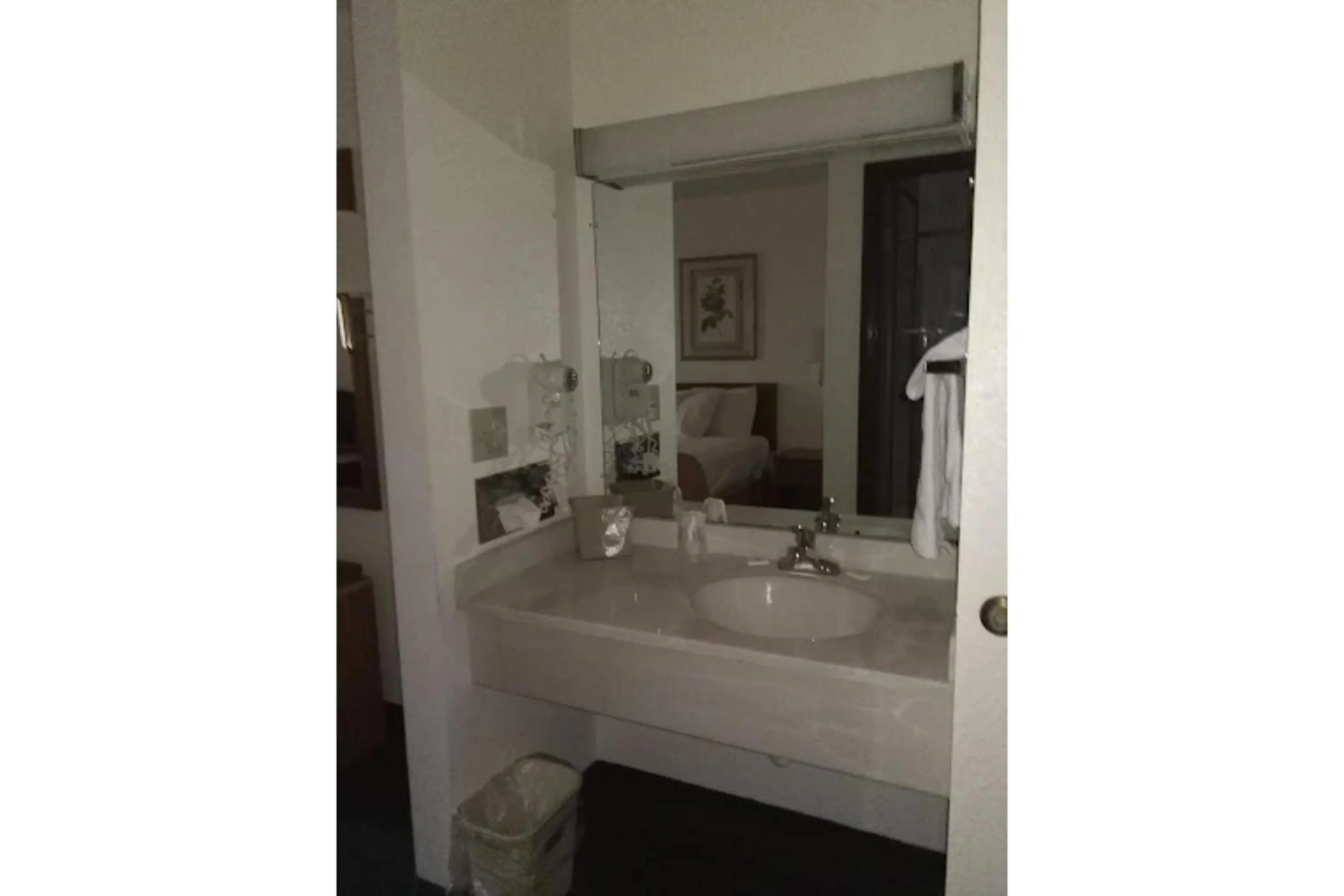 Bathroom in Capital O Amerihost Inn and Suites Mexico Hwy 54 MO