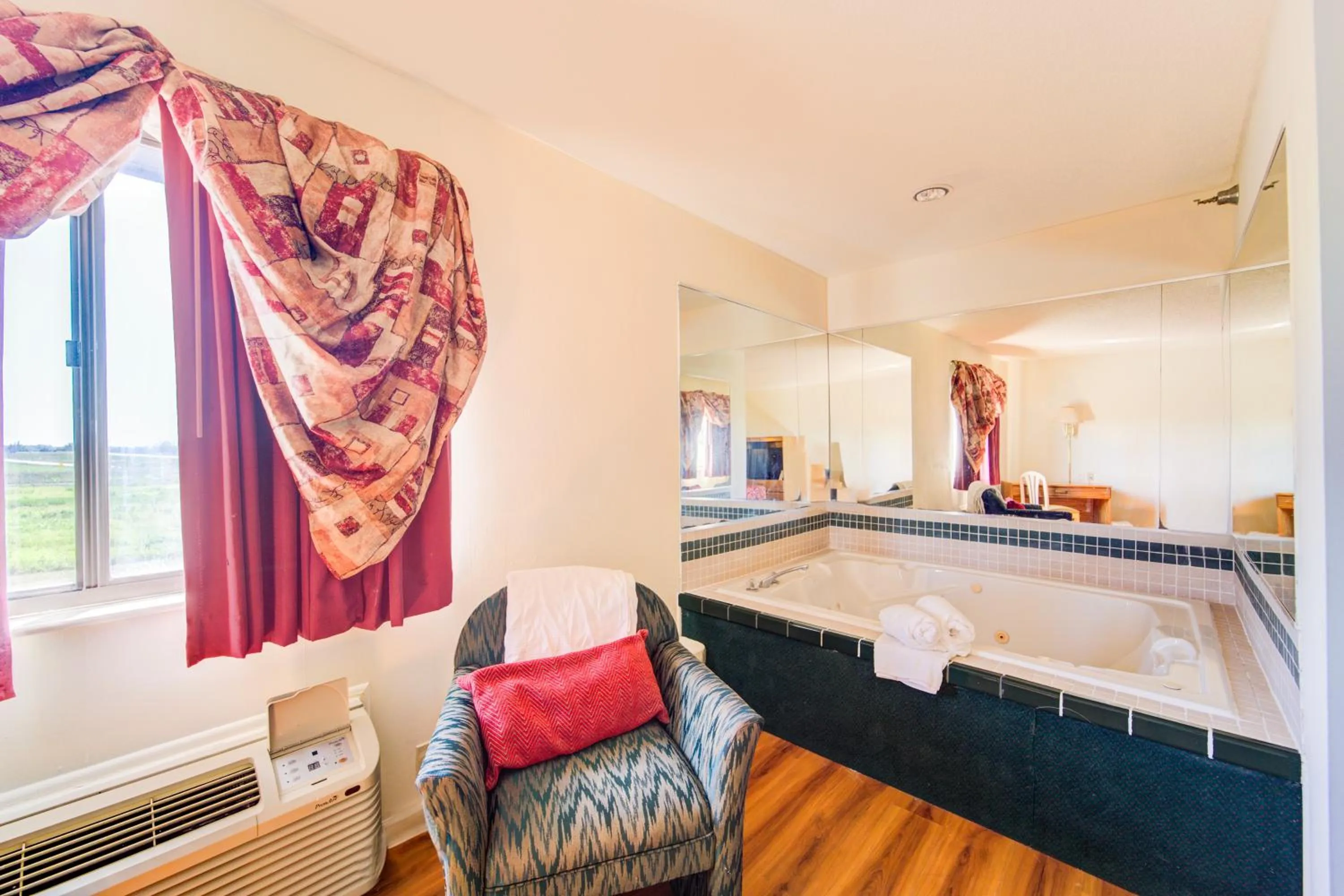 Seating area in Capital O Amerihost Inn and Suites Mexico Hwy 54 MO