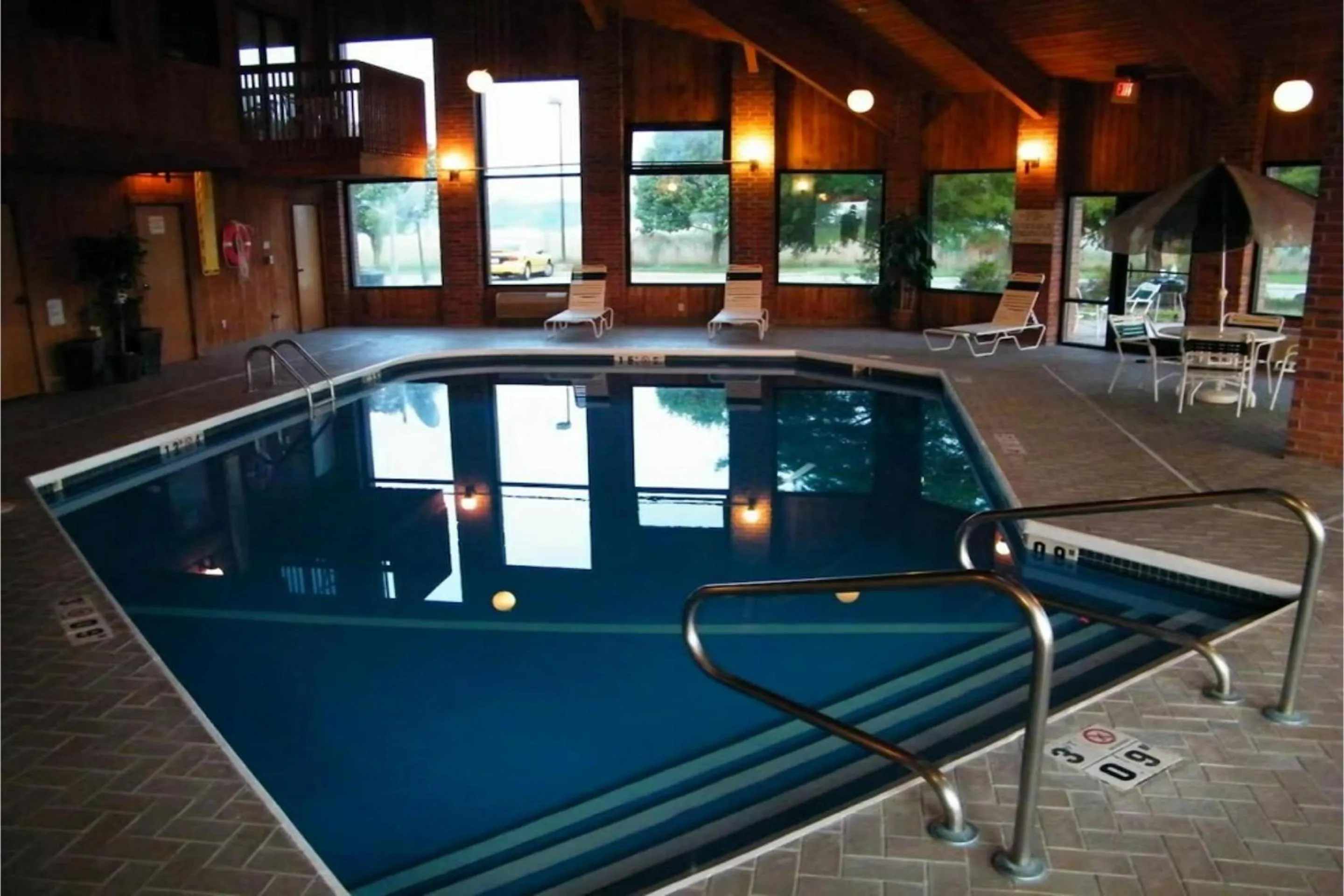 Swimming pool in Capital O Amerihost Inn and Suites Mexico Hwy 54 MO