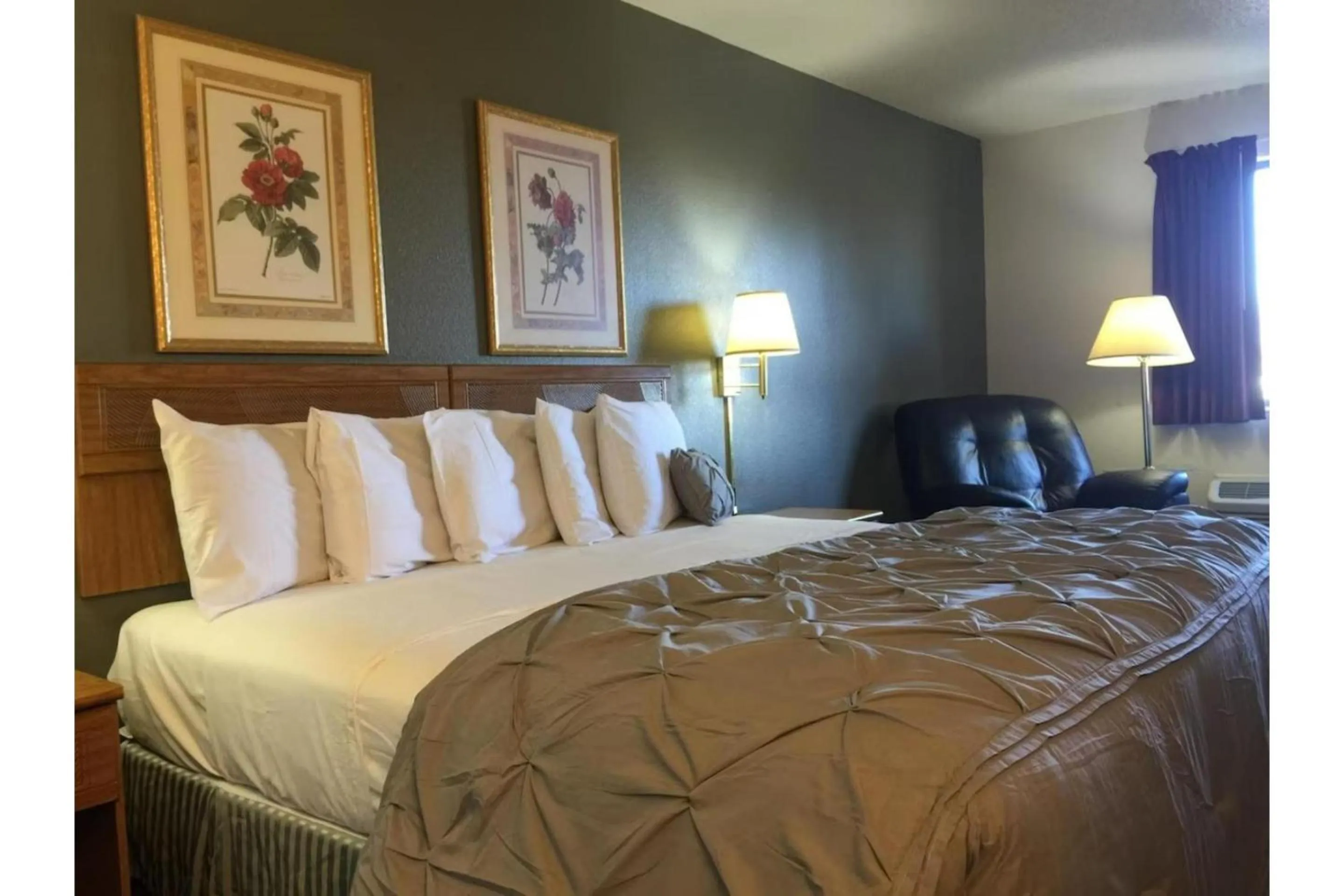 Bedroom, Bed in Capital O Amerihost Inn and Suites Mexico Hwy 54 MO