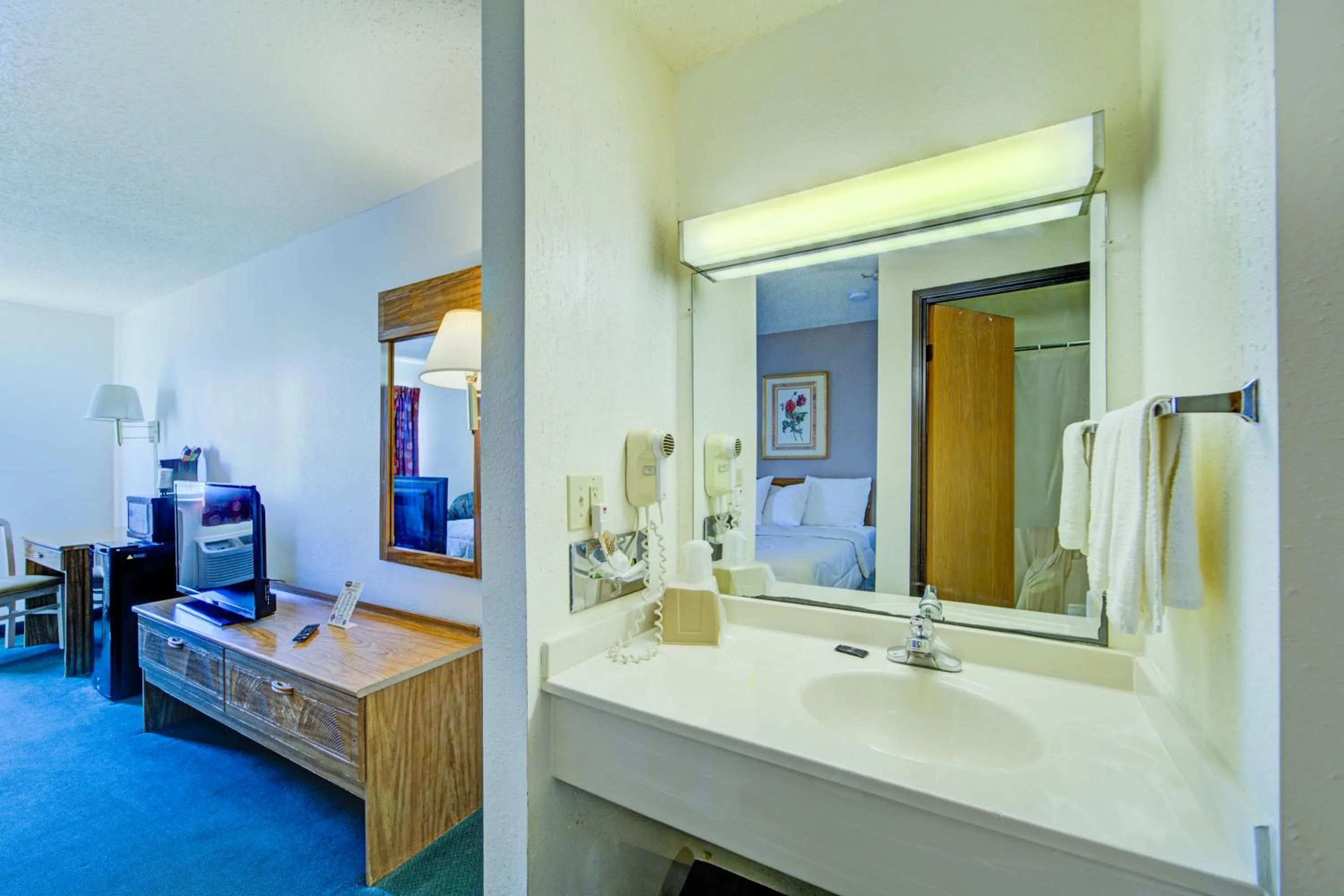 Bathroom in Capital O Amerihost Inn and Suites Mexico Hwy 54 MO