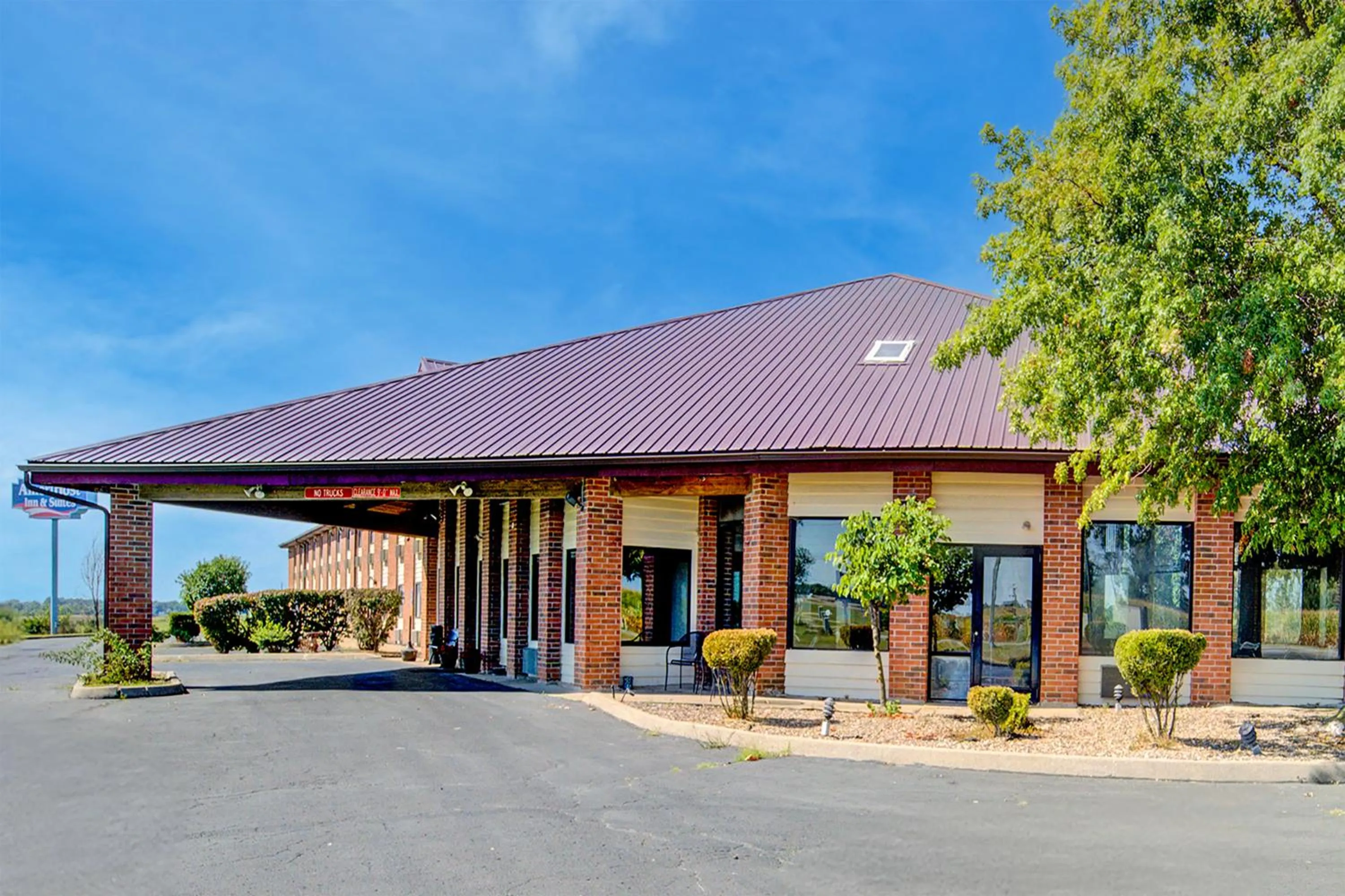 Property building in Capital O Amerihost Inn and Suites Mexico Hwy 54 MO