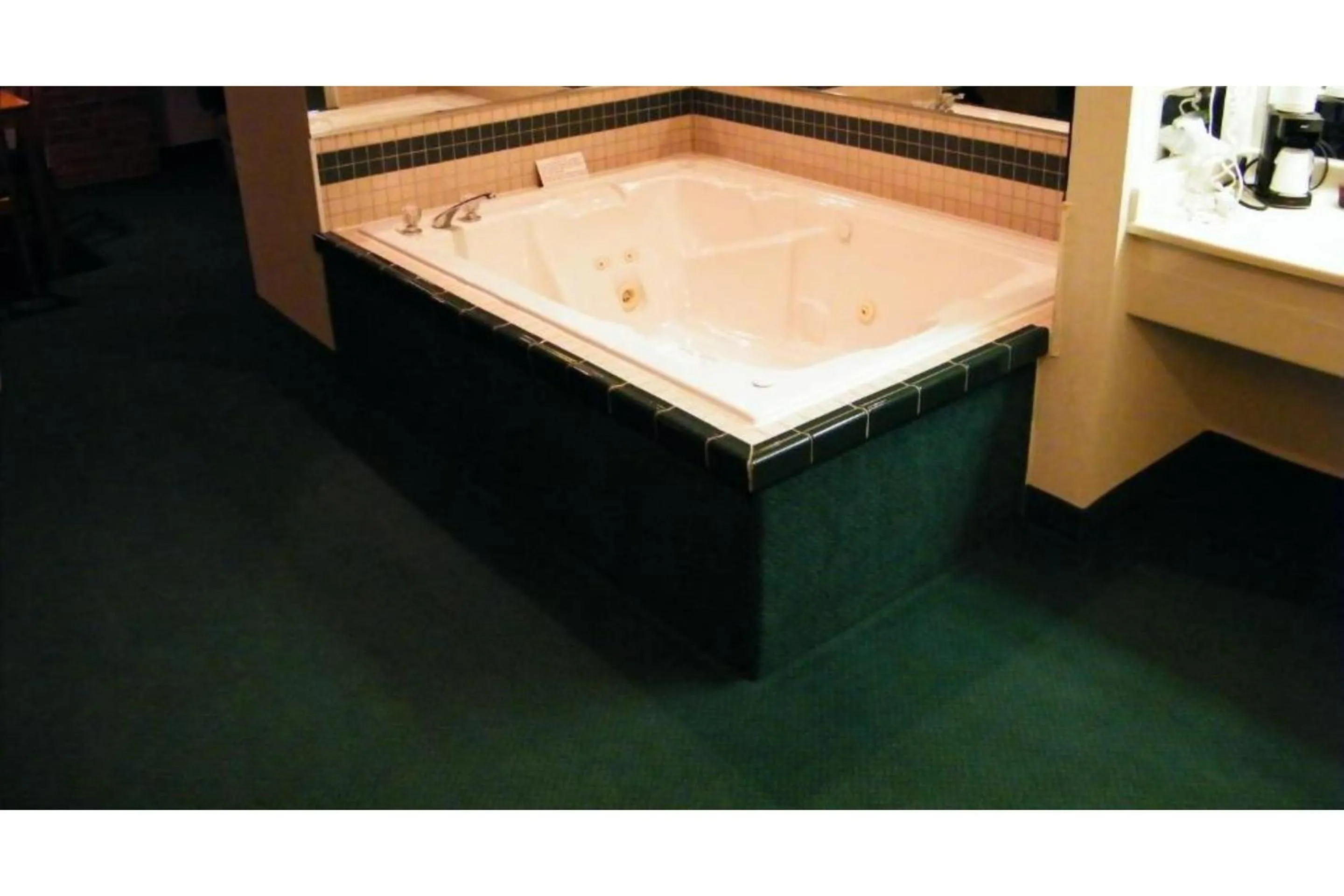 Hot Tub in Capital O Amerihost Inn and Suites Mexico Hwy 54 MO