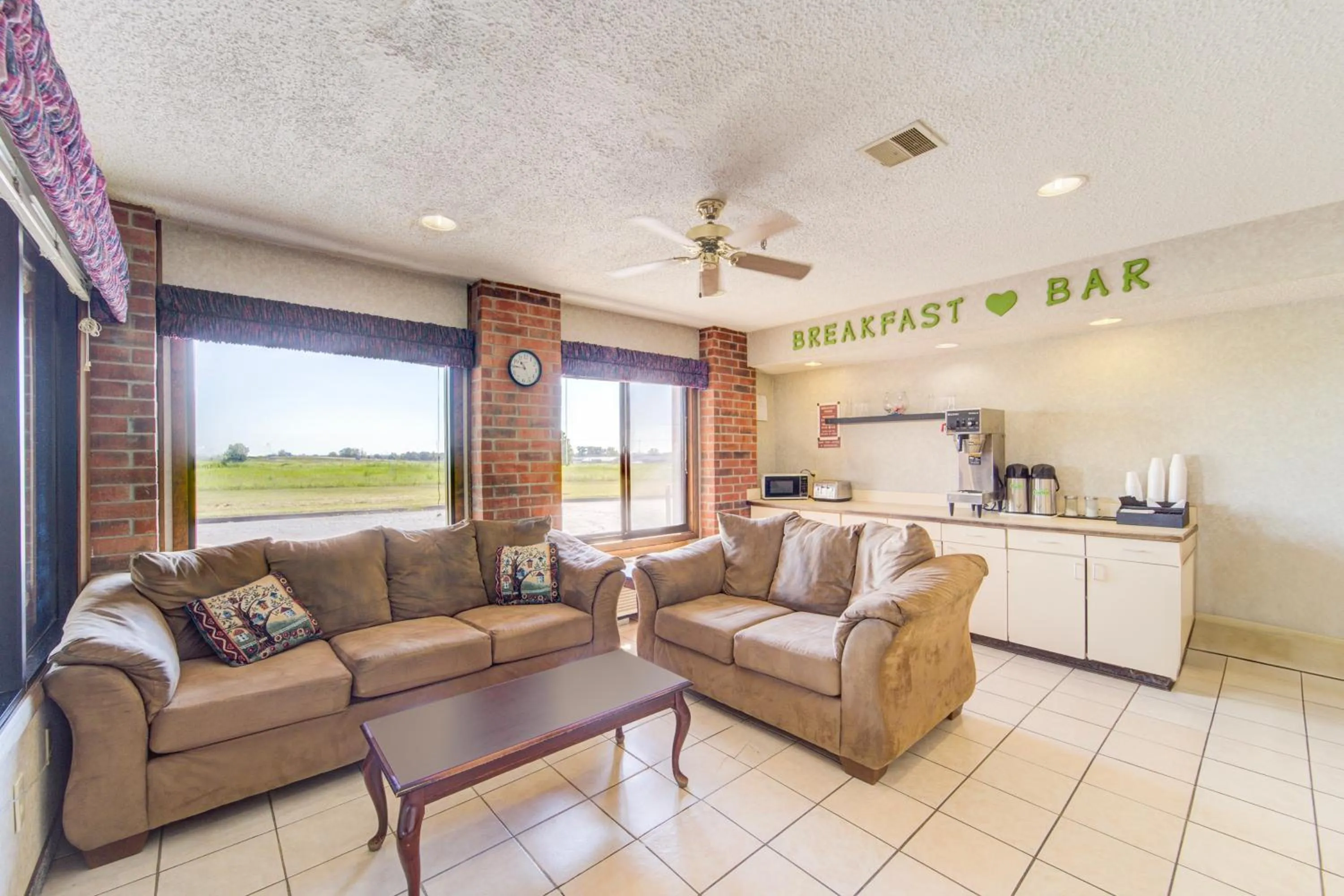 Seating area in Capital O Amerihost Inn and Suites Mexico Hwy 54 MO