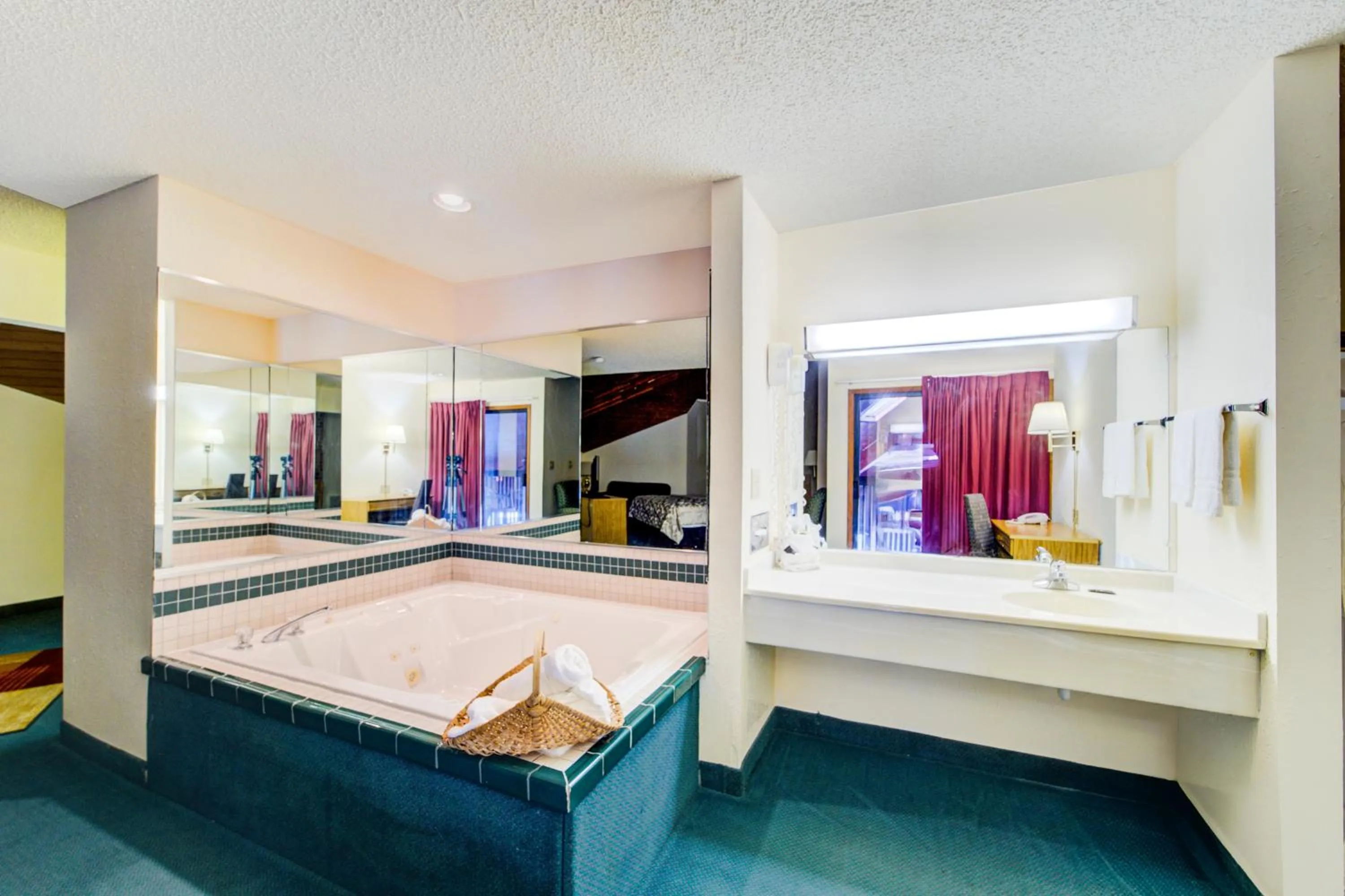 Hot Tub in Capital O Amerihost Inn and Suites Mexico Hwy 54 MO