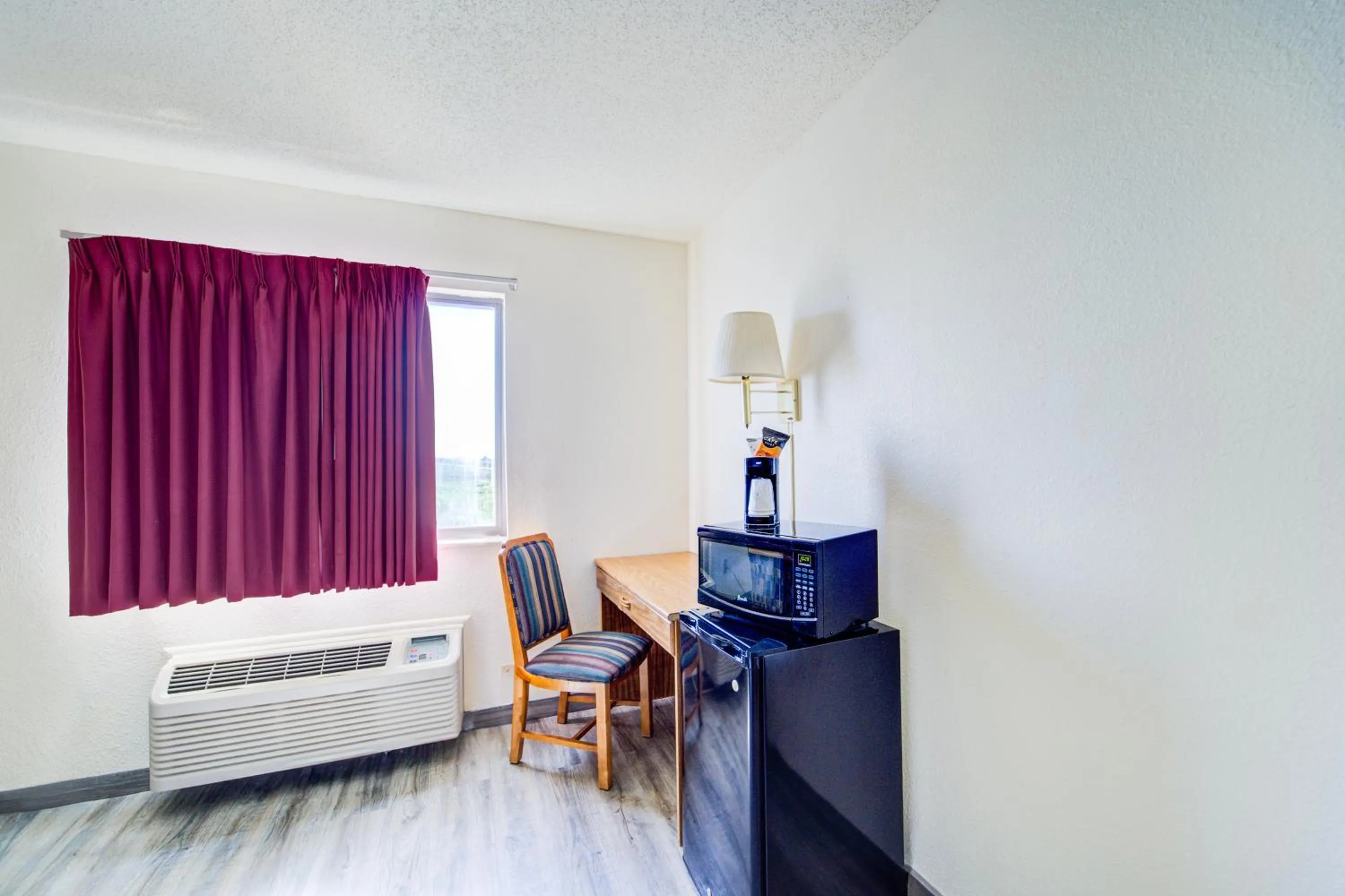 Seating area in Capital O Amerihost Inn and Suites Mexico Hwy 54 MO