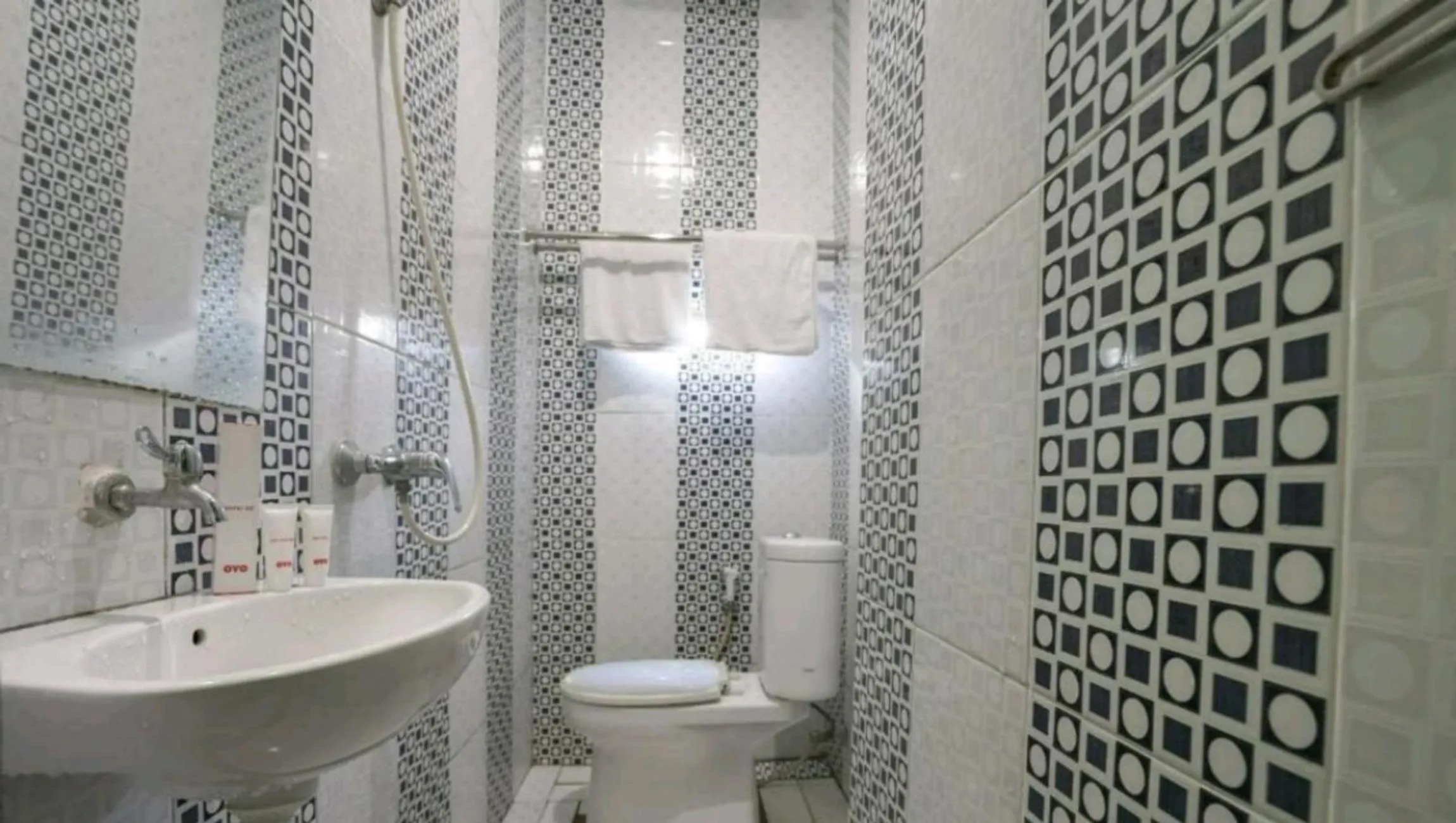 Toilet in Hotel Lendosis Mayor Ruslan