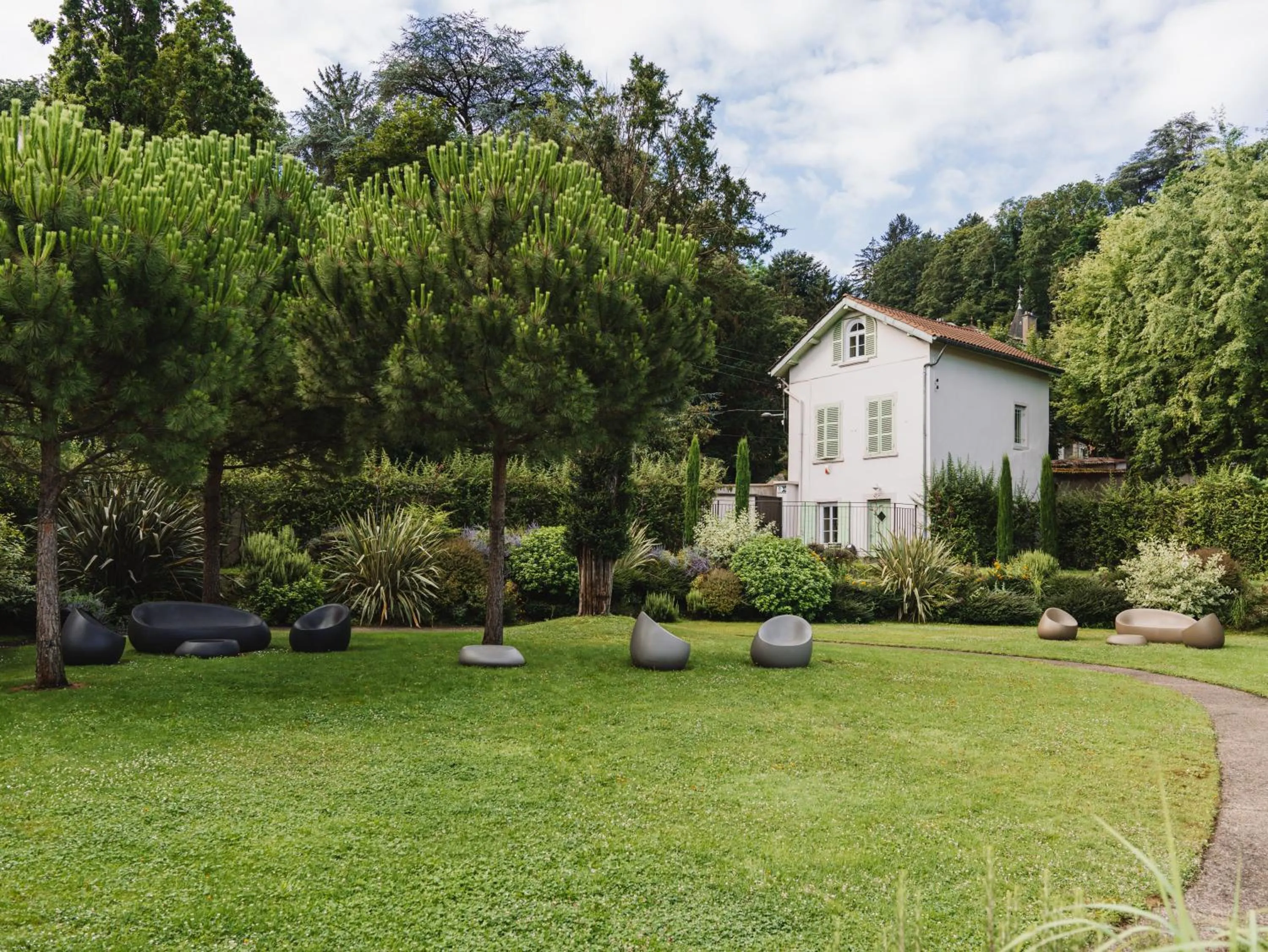 Garden in Hôtel Lyon Métropole & Spa