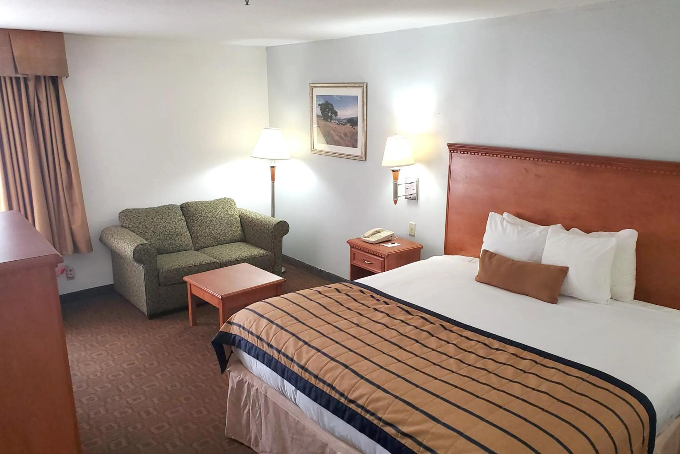 Bed in Coratel Inn & Suites by Jasper New Braunfels IH-35 EXT 189