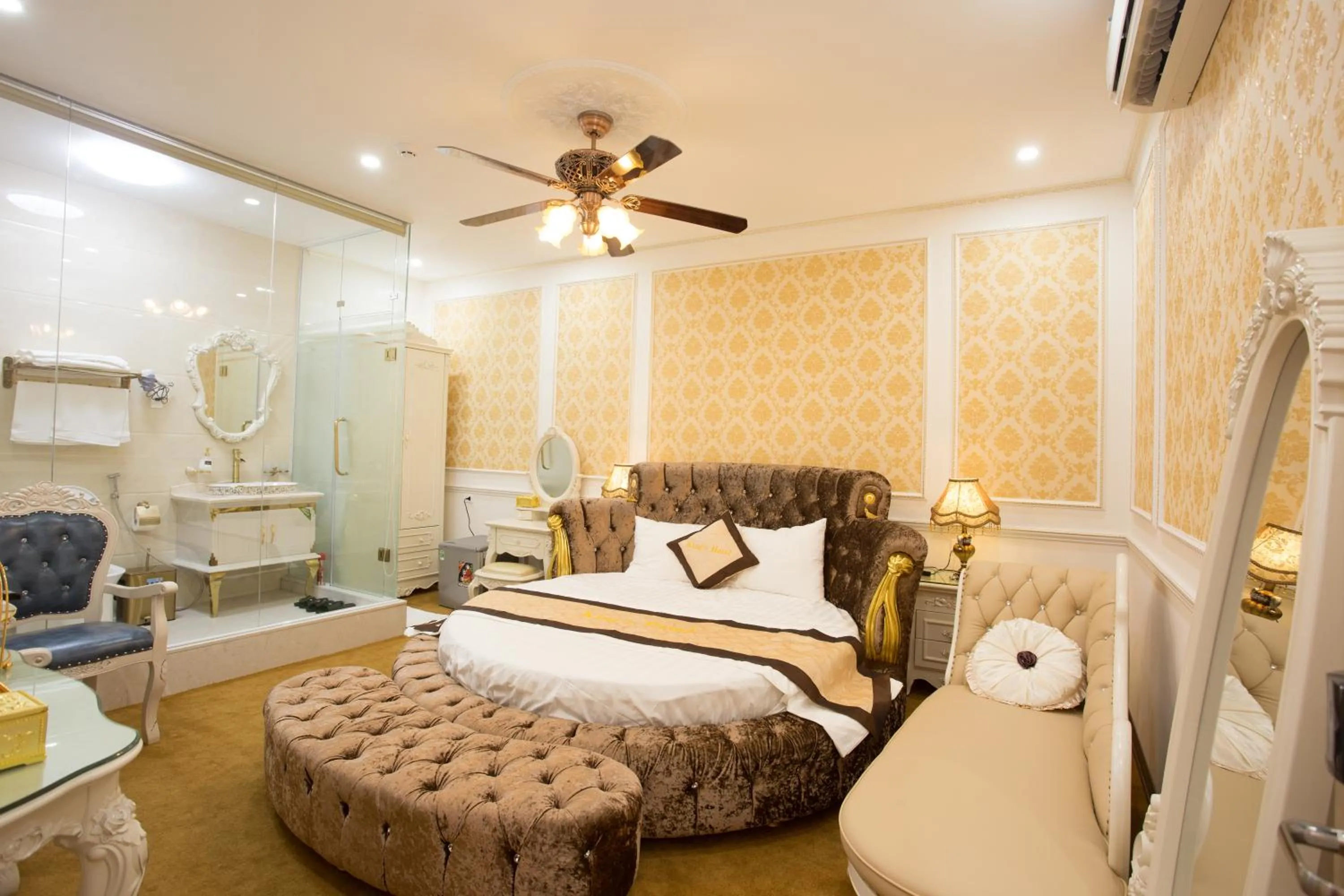 Bed in King's Hotel Yên Hòa