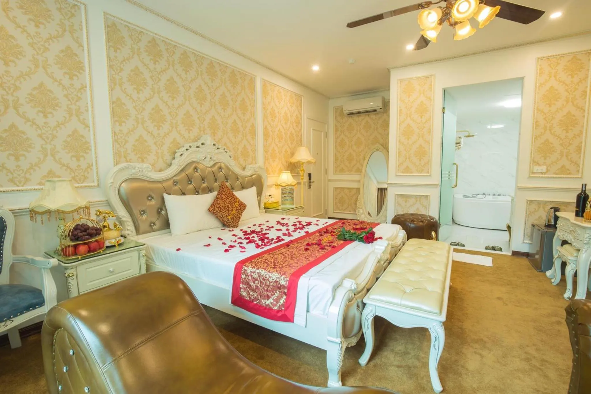 Bed in King's Hotel Yên Hòa