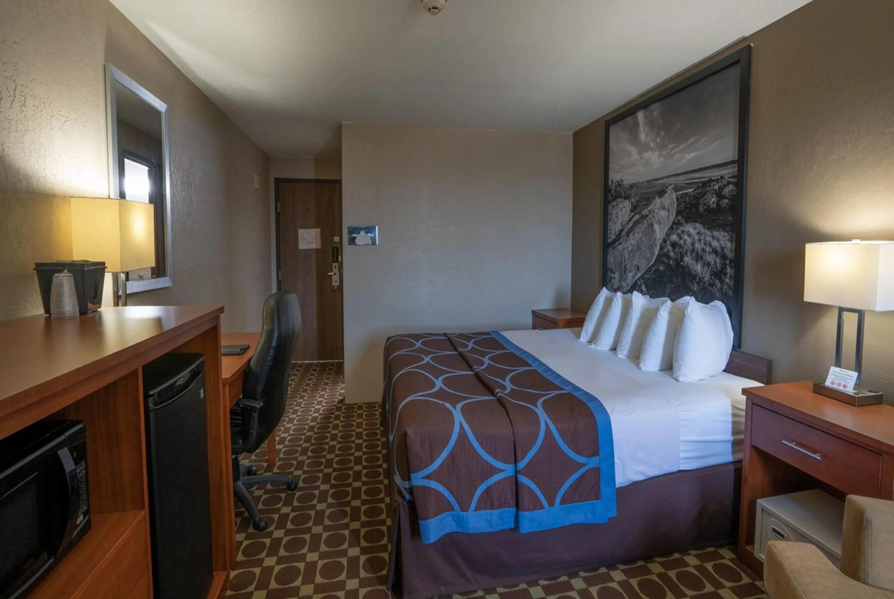 Photo of the whole room, Bed in Super 8 by Wyndham Miles City