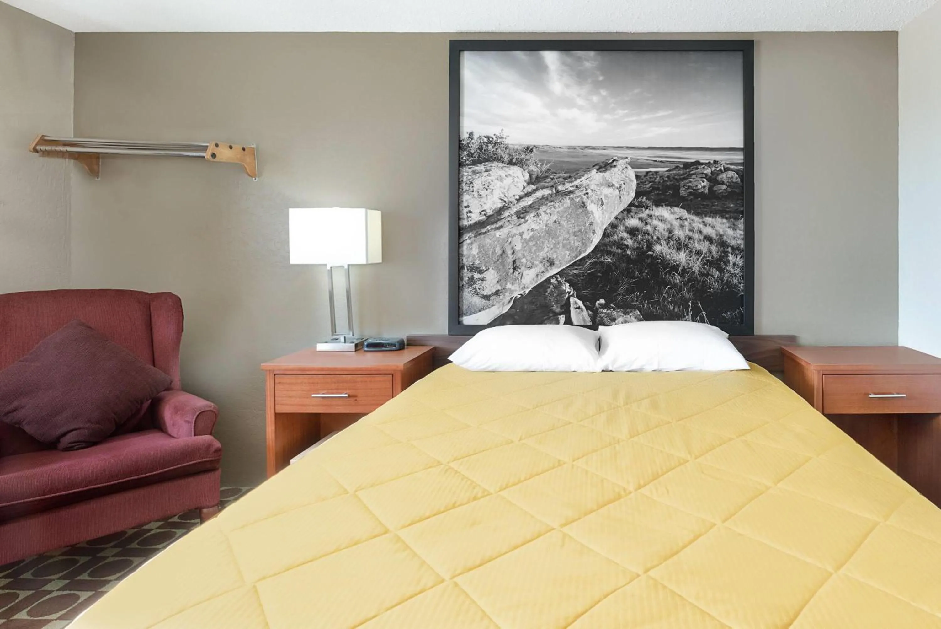 Photo of the whole room, Bed in Super 8 by Wyndham Miles City