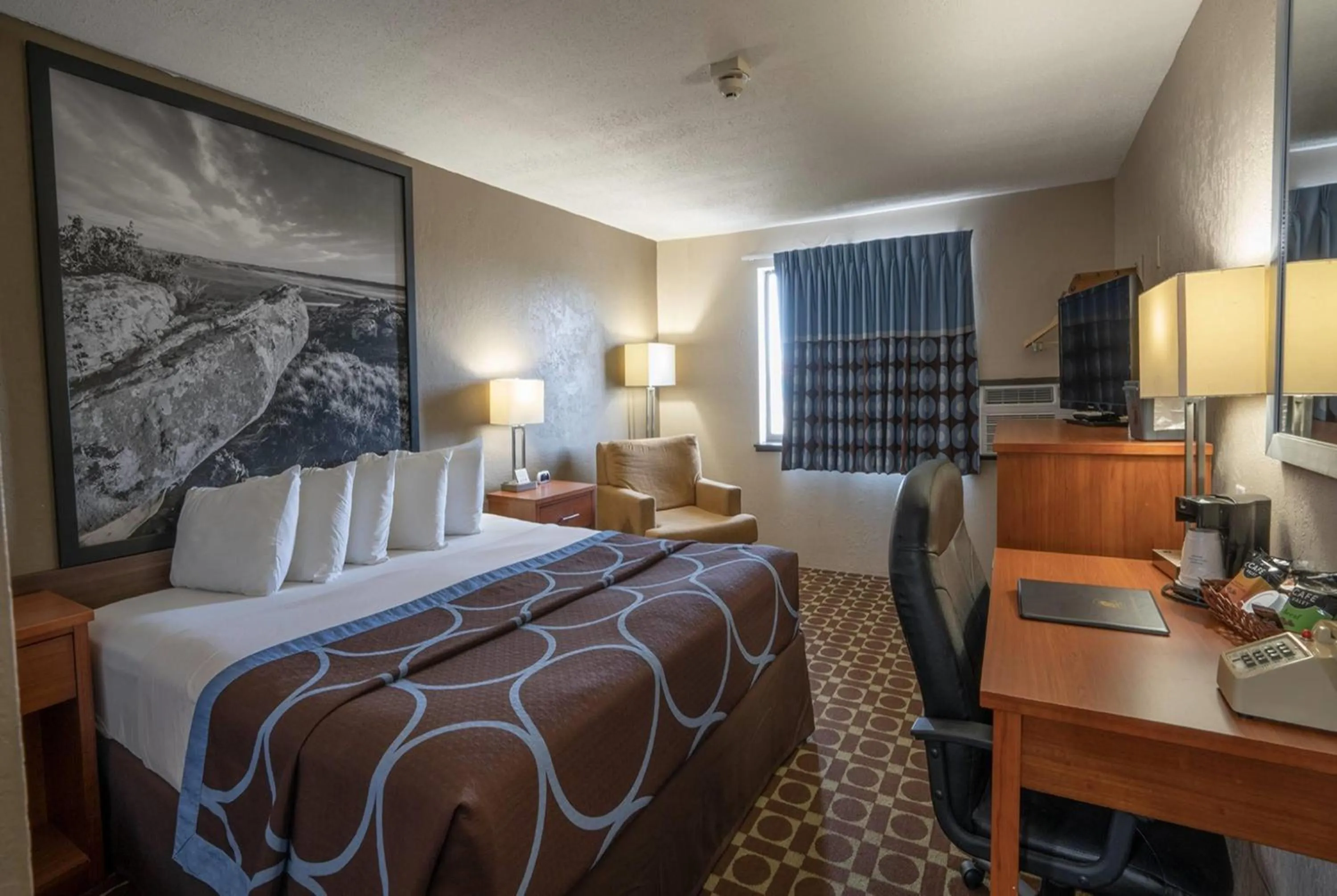 Photo of the whole room, Bed in Super 8 by Wyndham Miles City