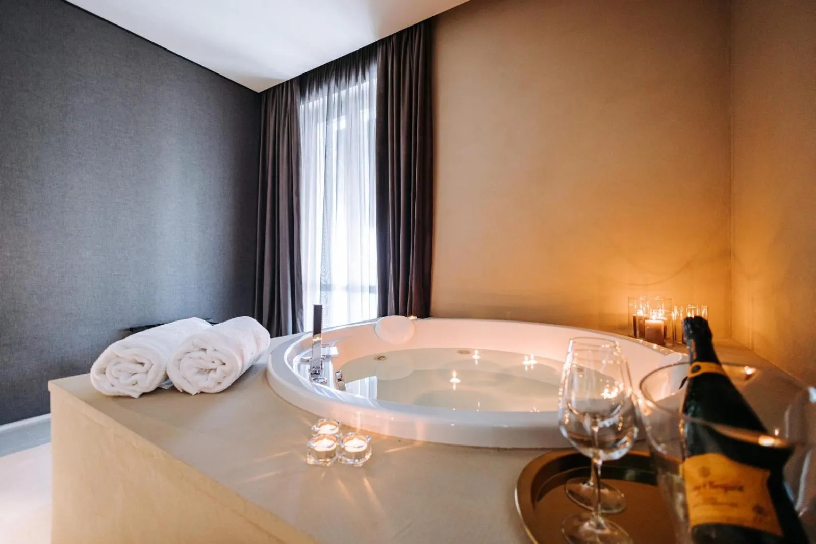 Hot Tub in Suite1212 Boutique Hotel - Suite & Spa