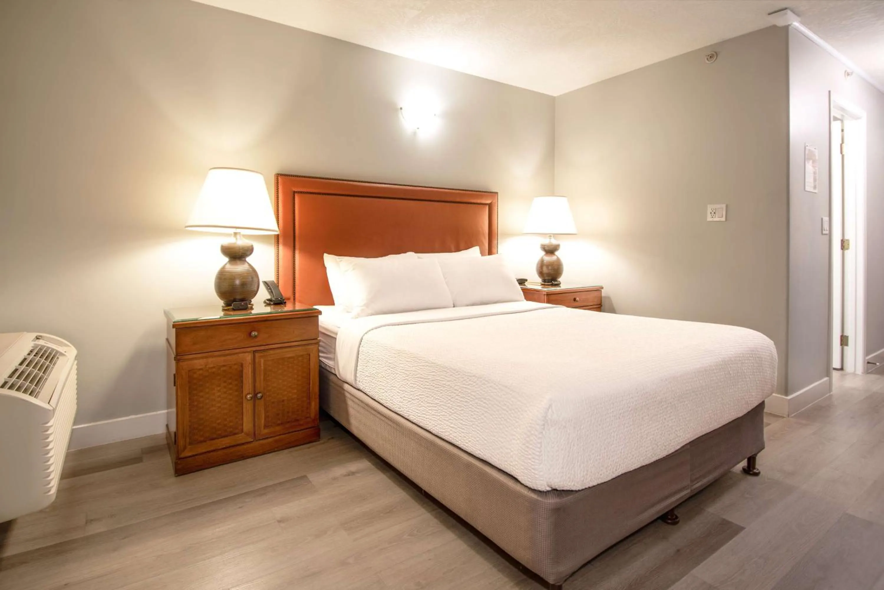 Bedroom, Bed in Coast Parksville Hotel