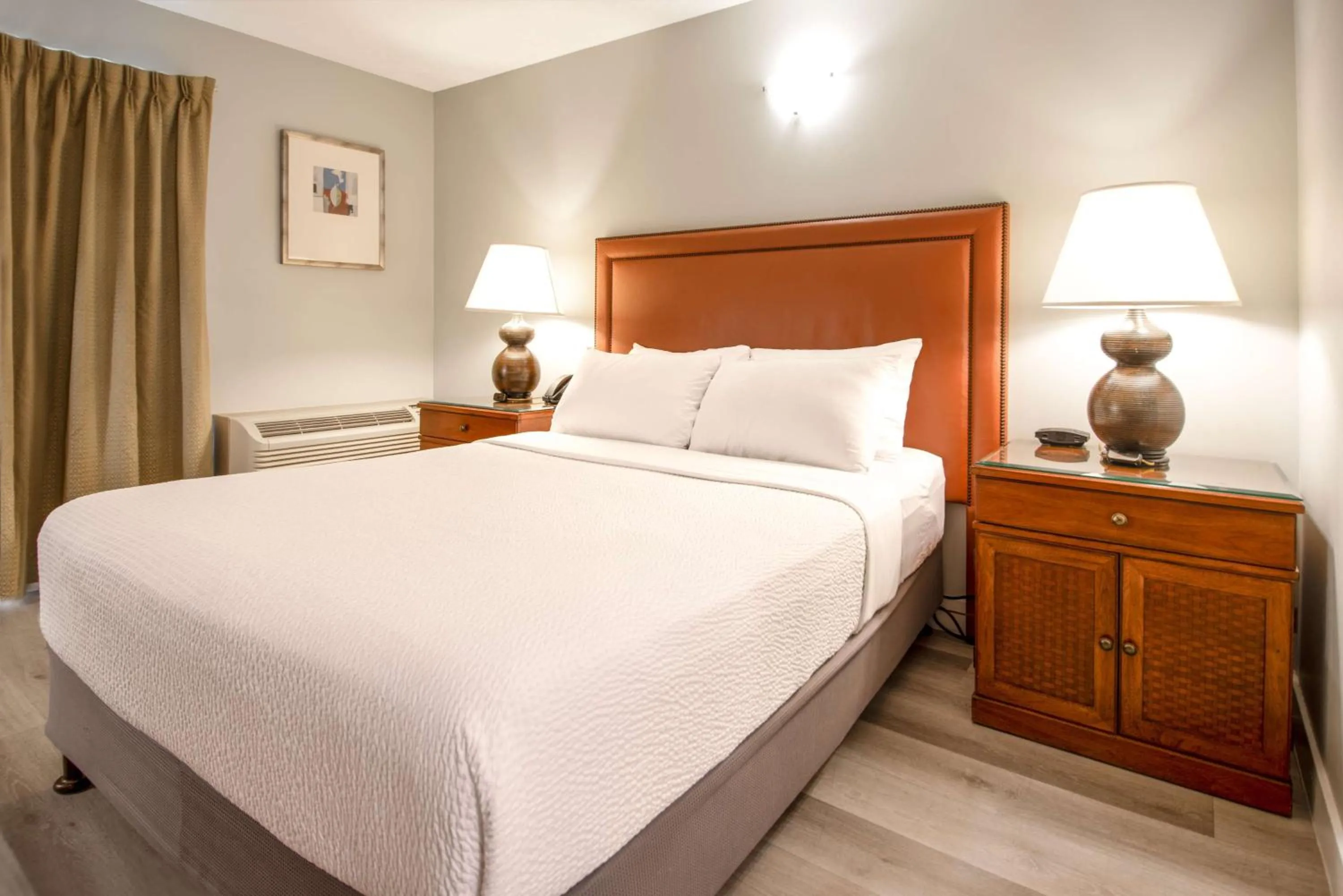 Bedroom, Bed in Coast Parksville Hotel