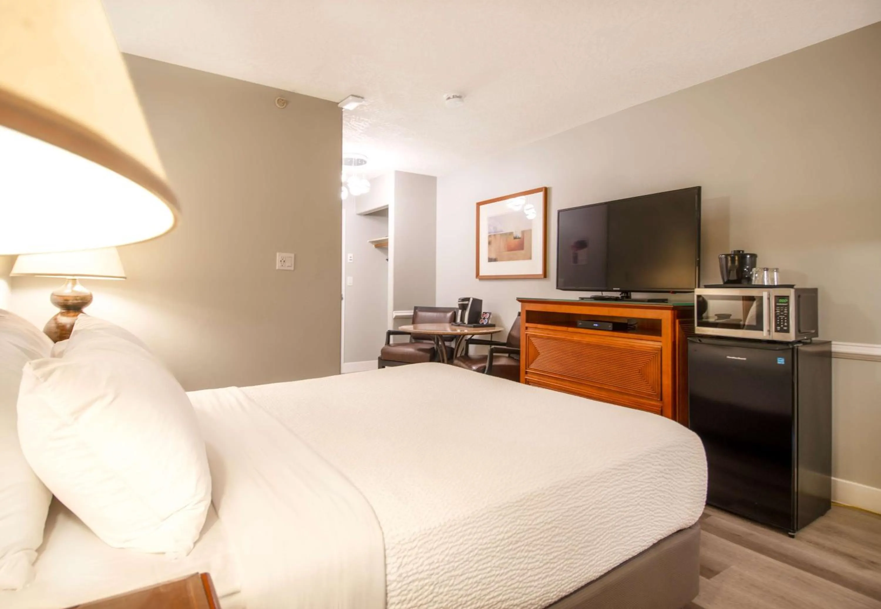 Bedroom, Bed in Coast Parksville Hotel