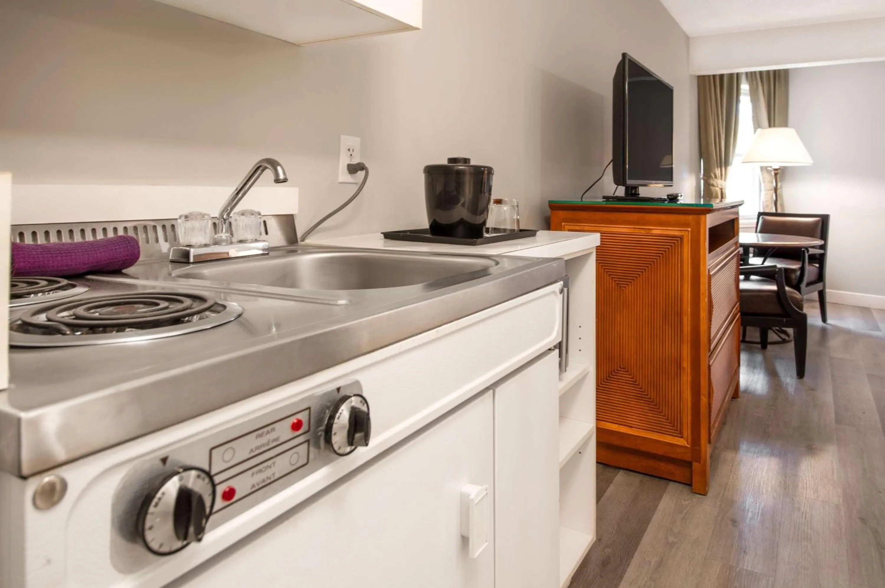 Kitchen or kitchenette in Coast Parksville Hotel