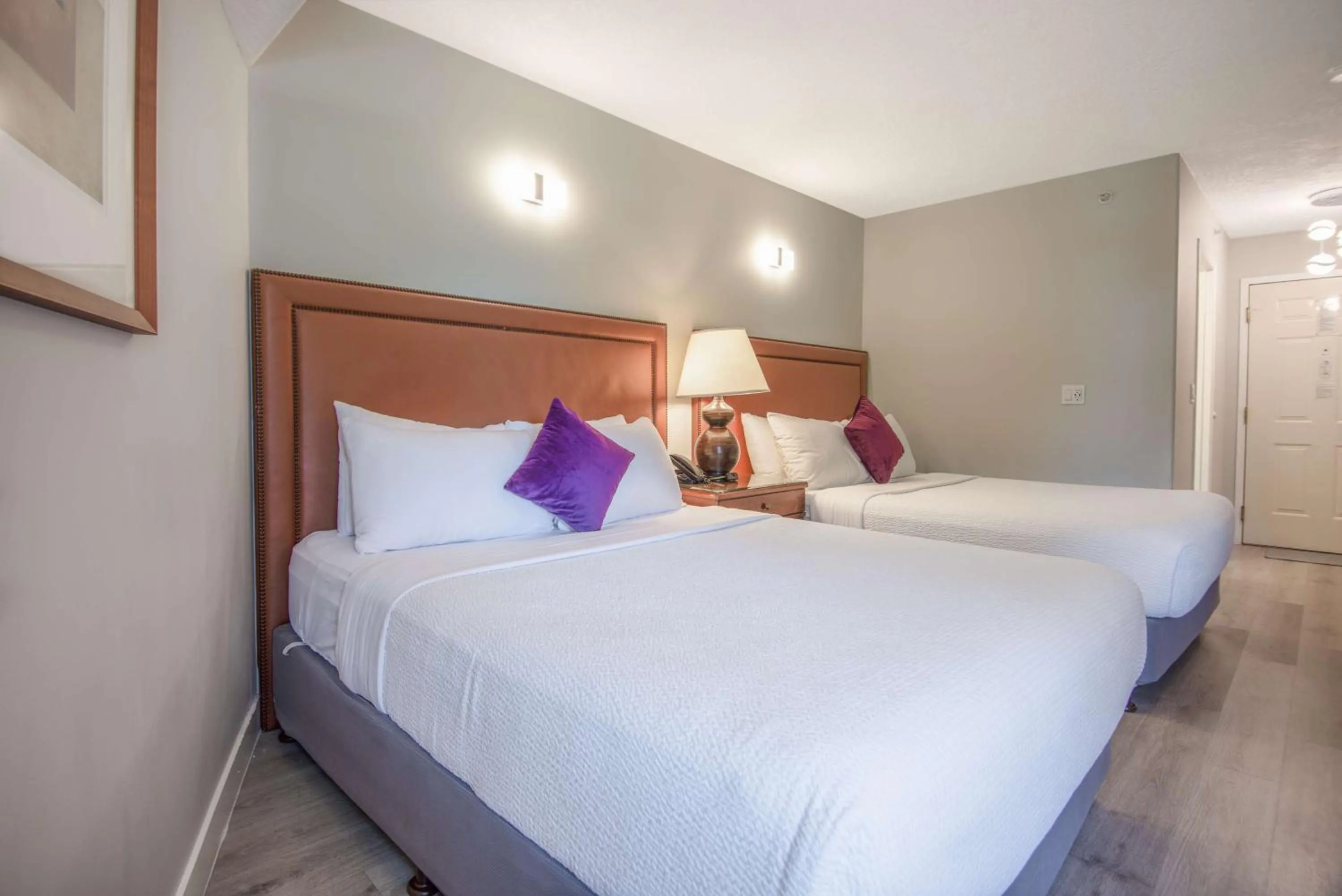 Bedroom, Bed in Coast Parksville Hotel