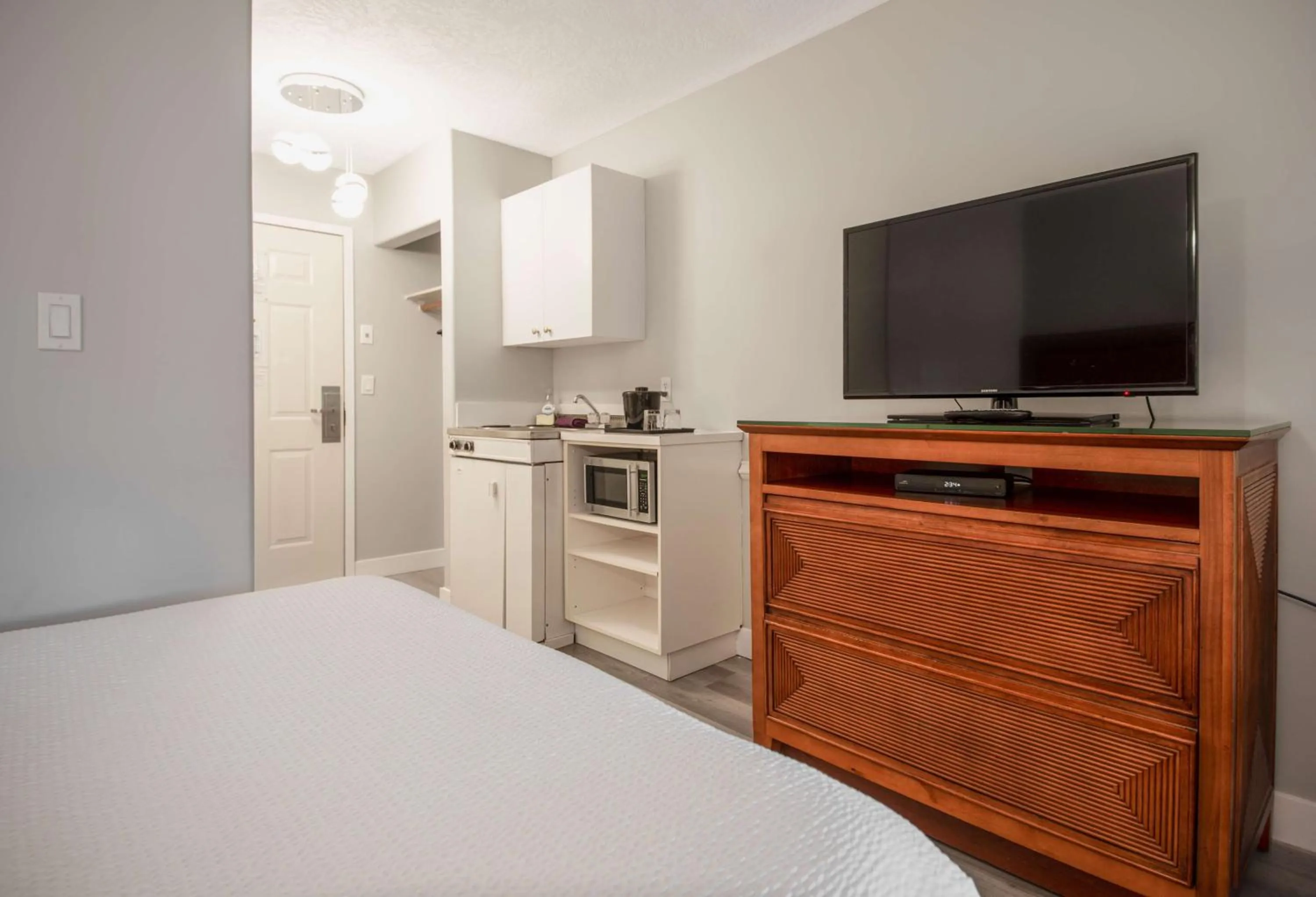 Kitchen or kitchenette, Bed in Coast Parksville Hotel
